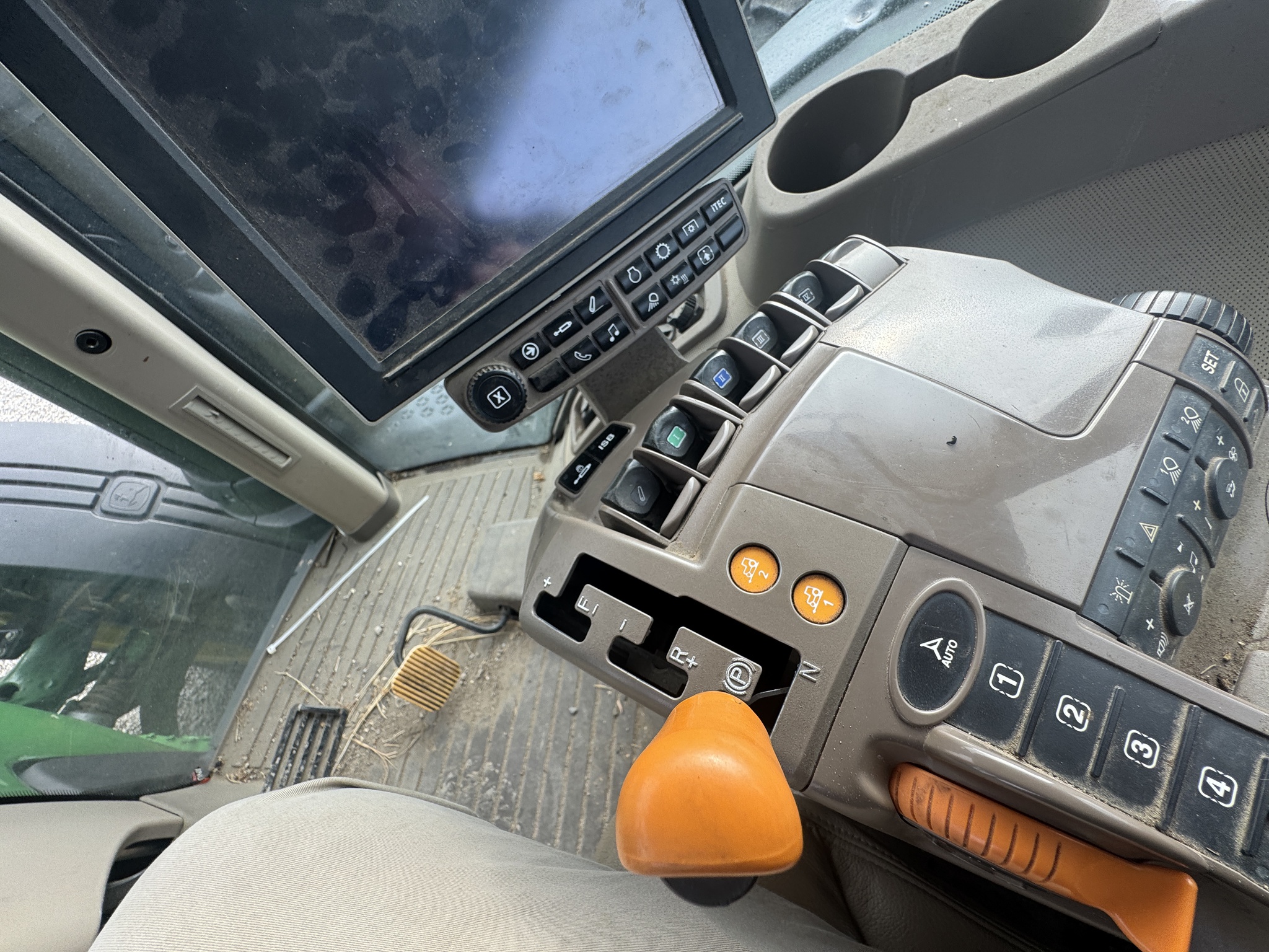 2018 John Deere 8245R Image 17