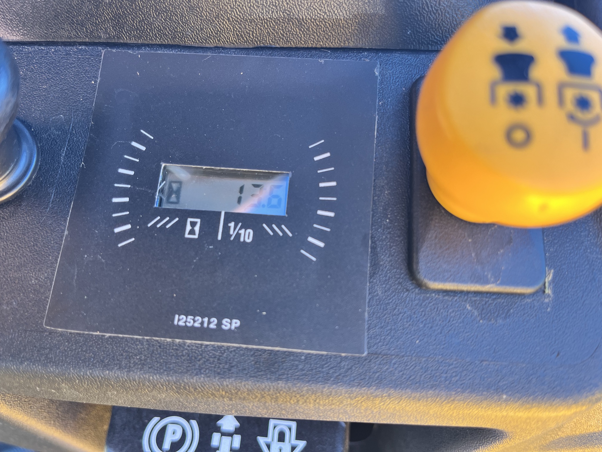 2025 Cub Cadet XT2 GX54D Image 8