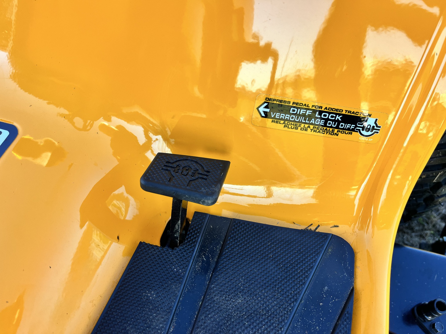 2025 Cub Cadet XT2 GX54D Image 9