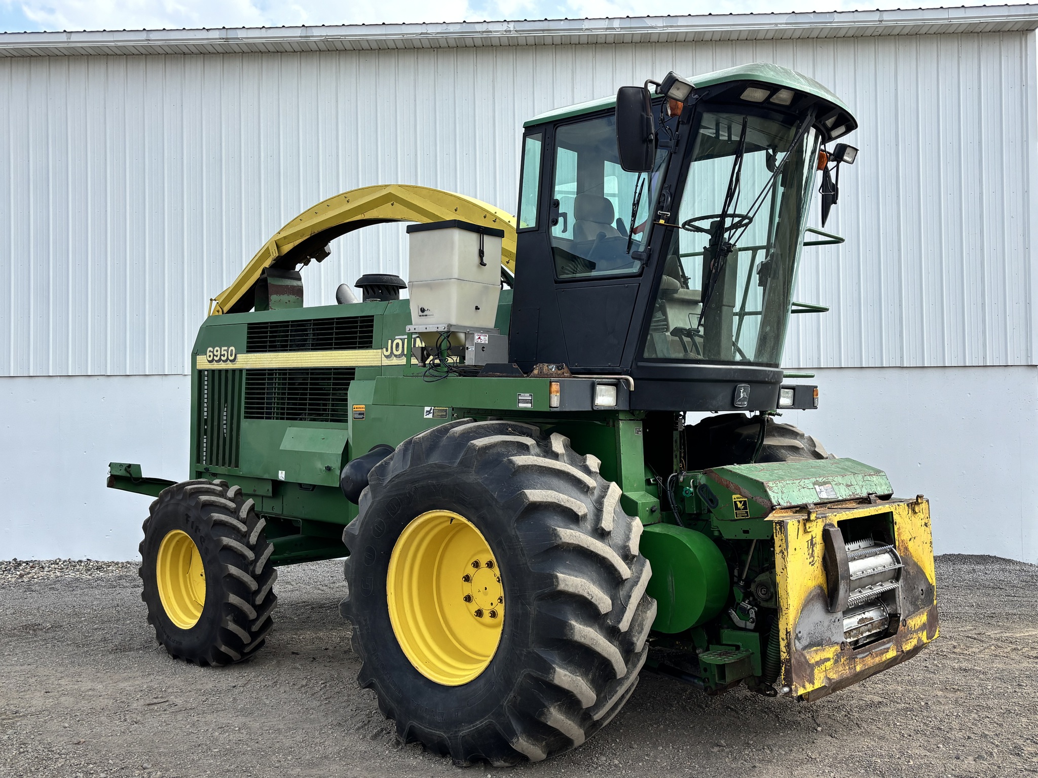 2000 John Deere 6950 Image 1
