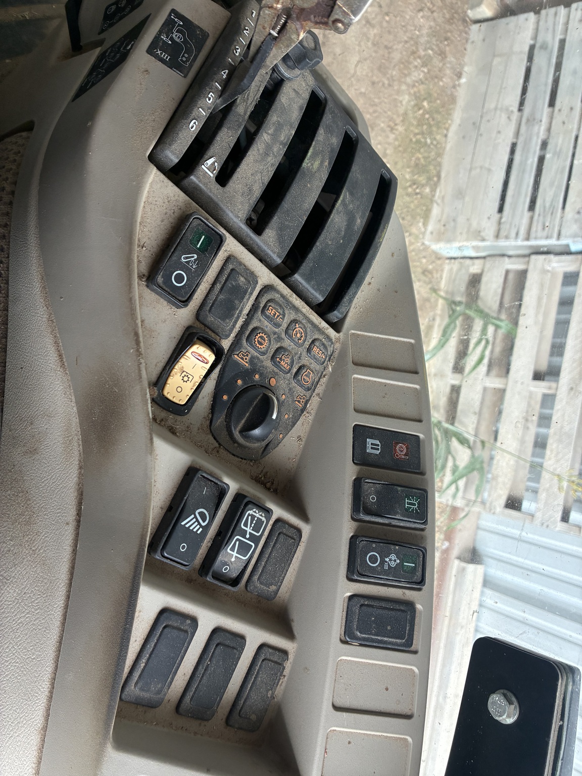 2023 John Deere 4066R Image 6