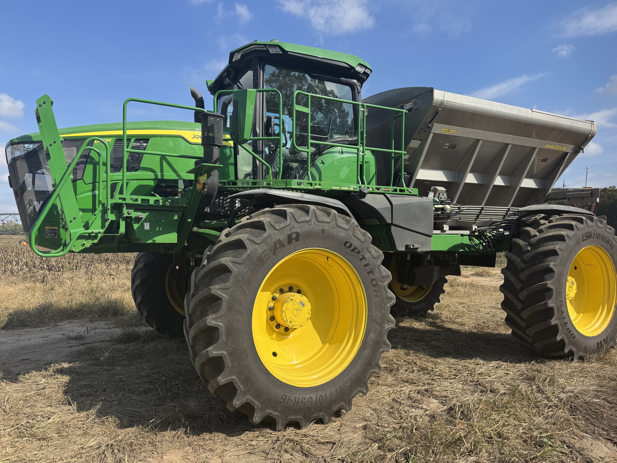 2023 John Deere 600R Image 1