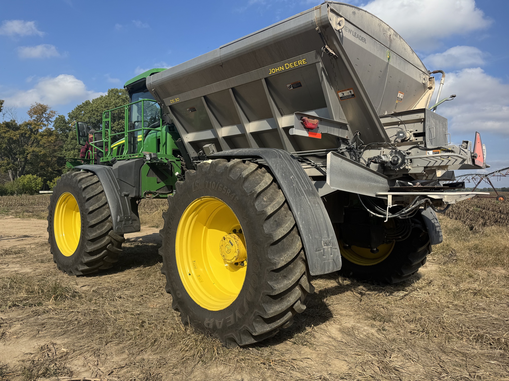 2023 John Deere 600R Image 5