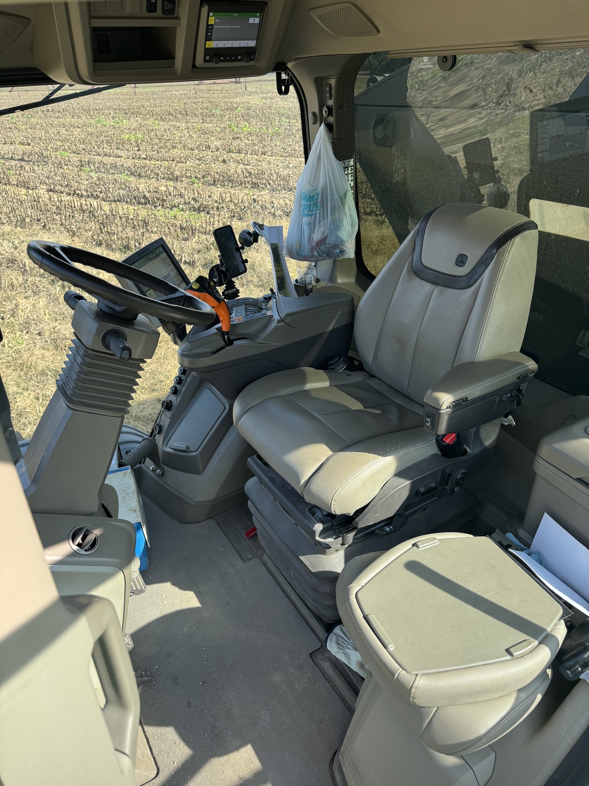 2023 John Deere 600R Image 3