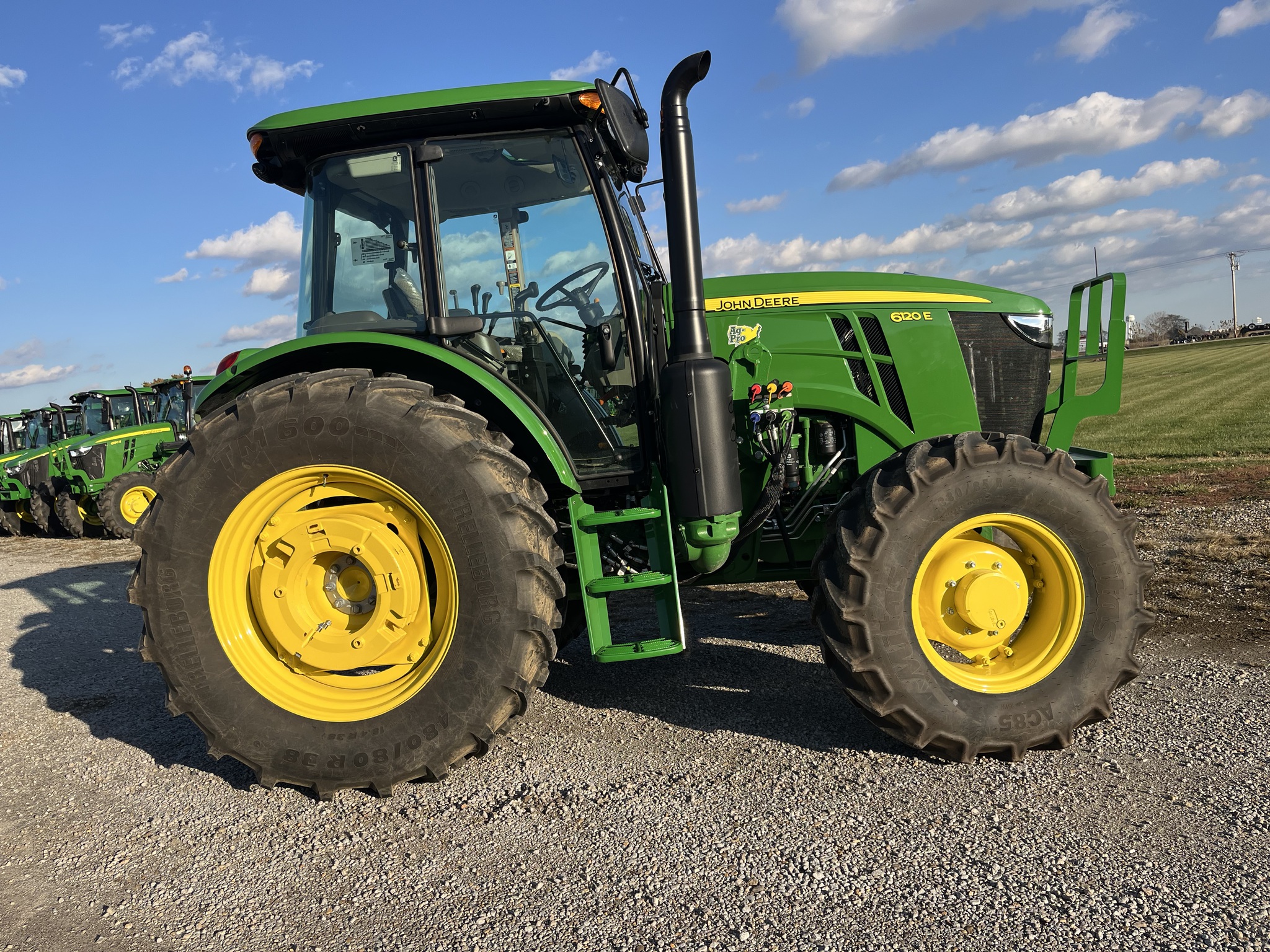 2025 John Deere 6120E Image 4