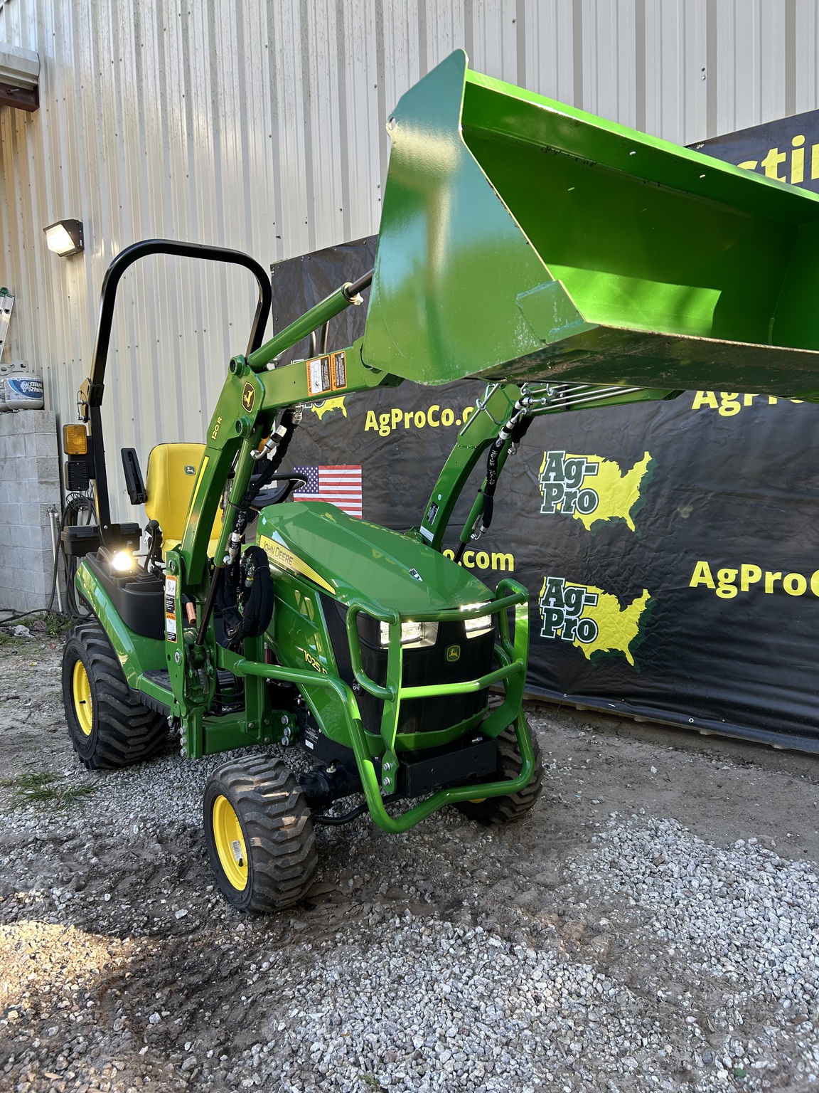 2025 John Deere 1025R Image 2