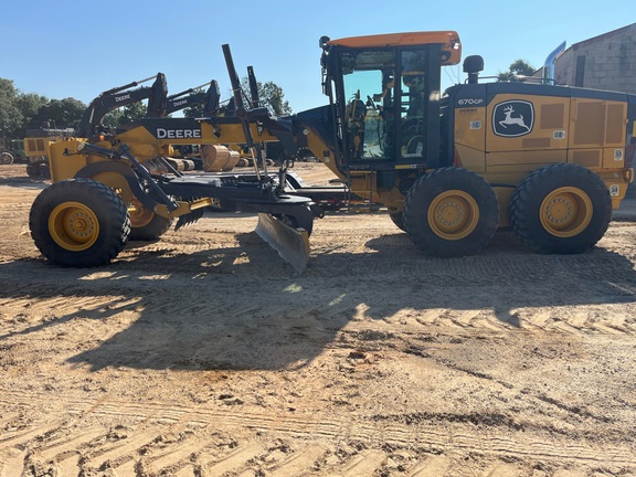 Photo of a 2024 John Deere 670G