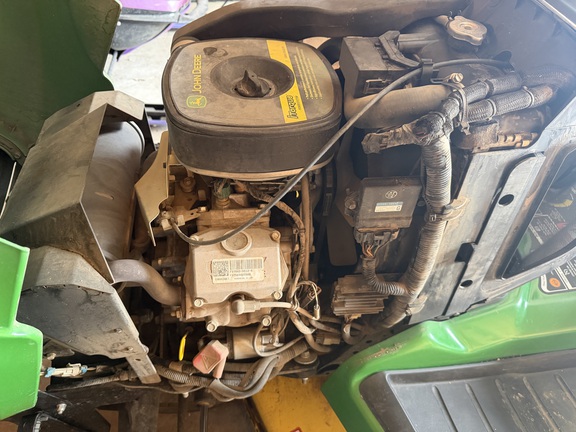 2017 John Deere X738 - Photo11