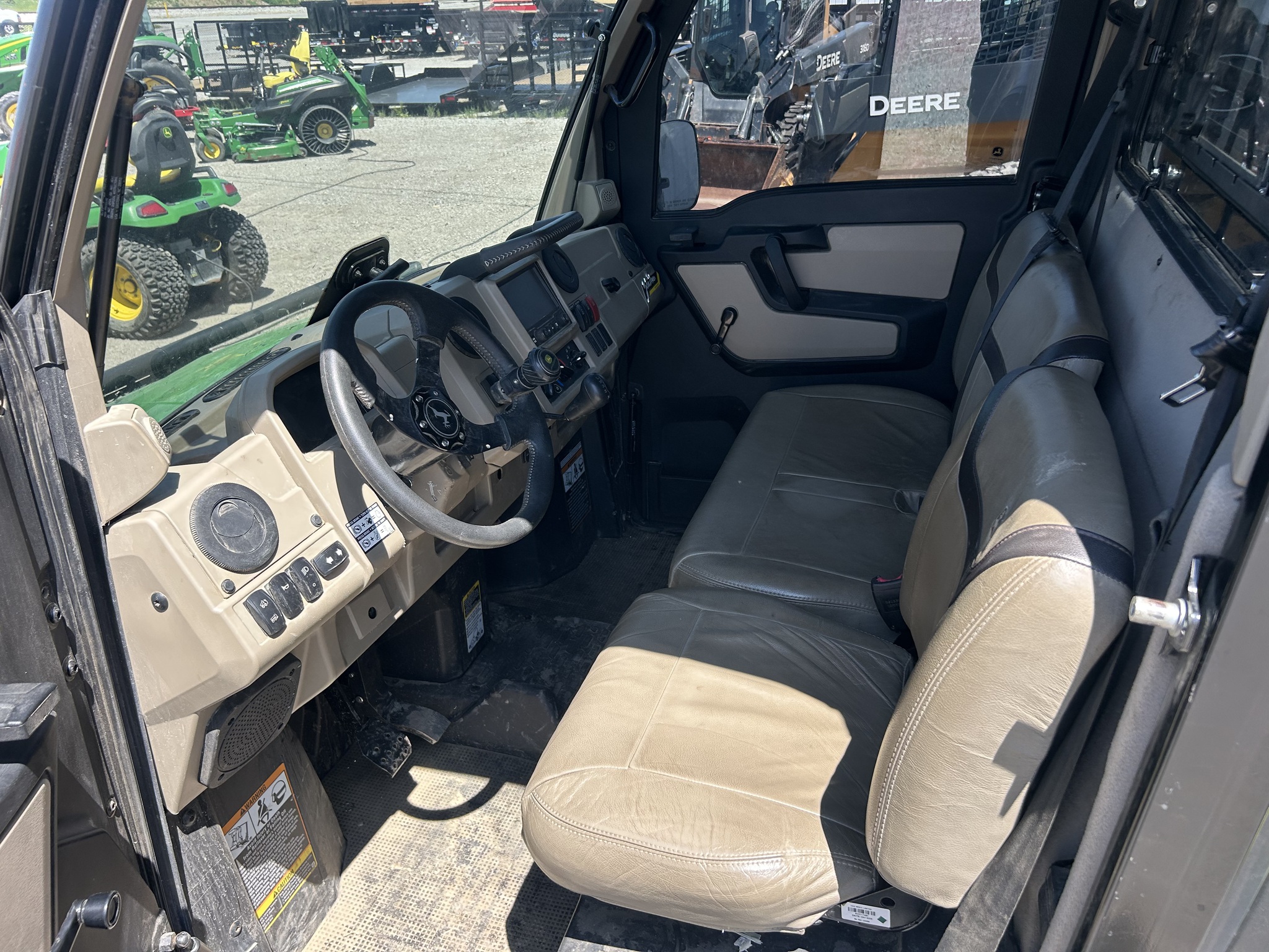2024 John Deere XUV 835R Image 4