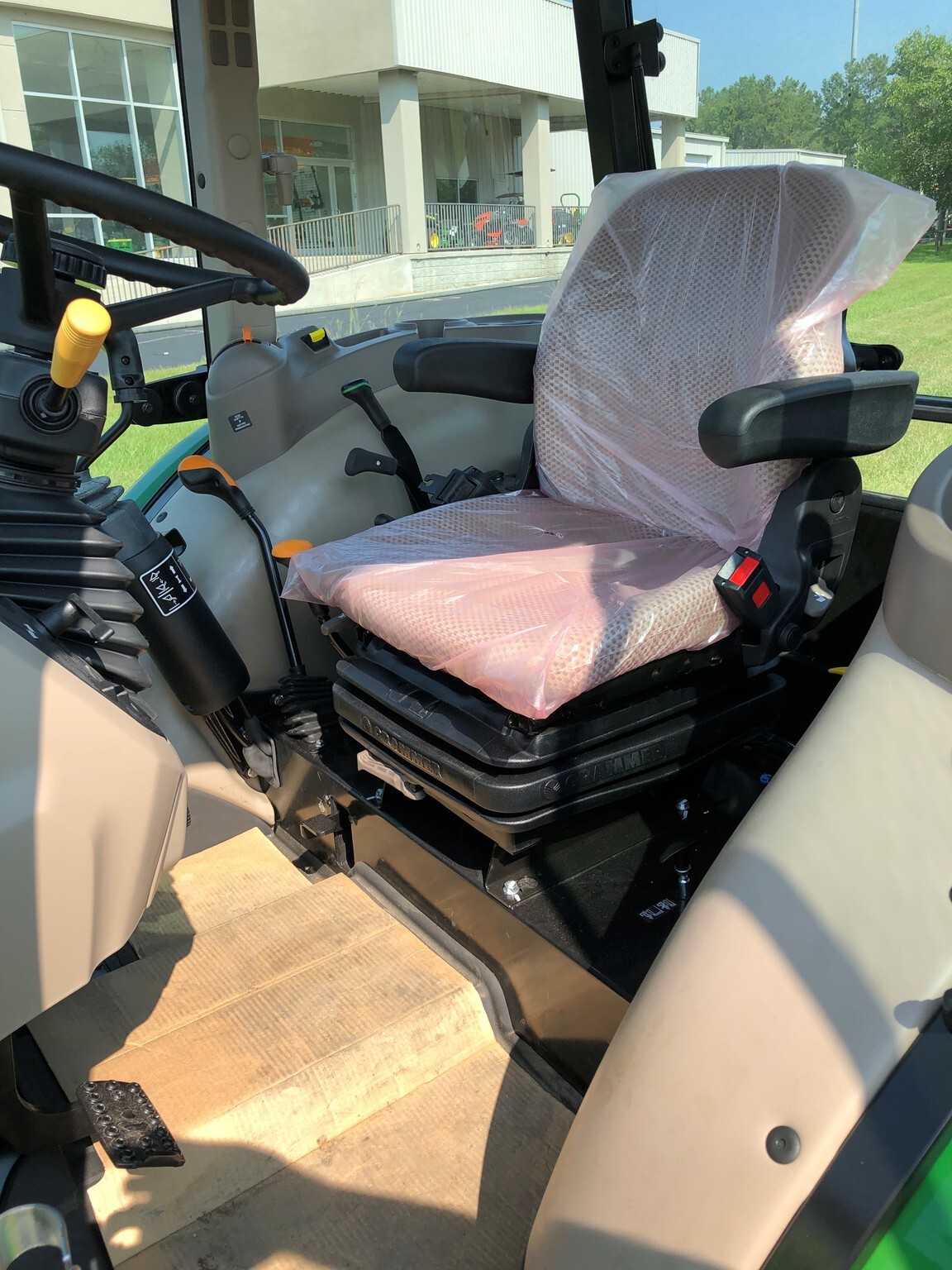 2025 John Deere 5075E Image 2