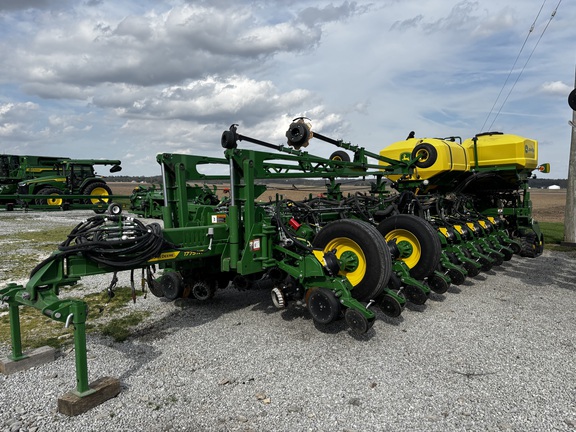 Used 2022 John Deere 1775 Planters: Drawn at Koenig Equipment in Anna, OH - Photo5