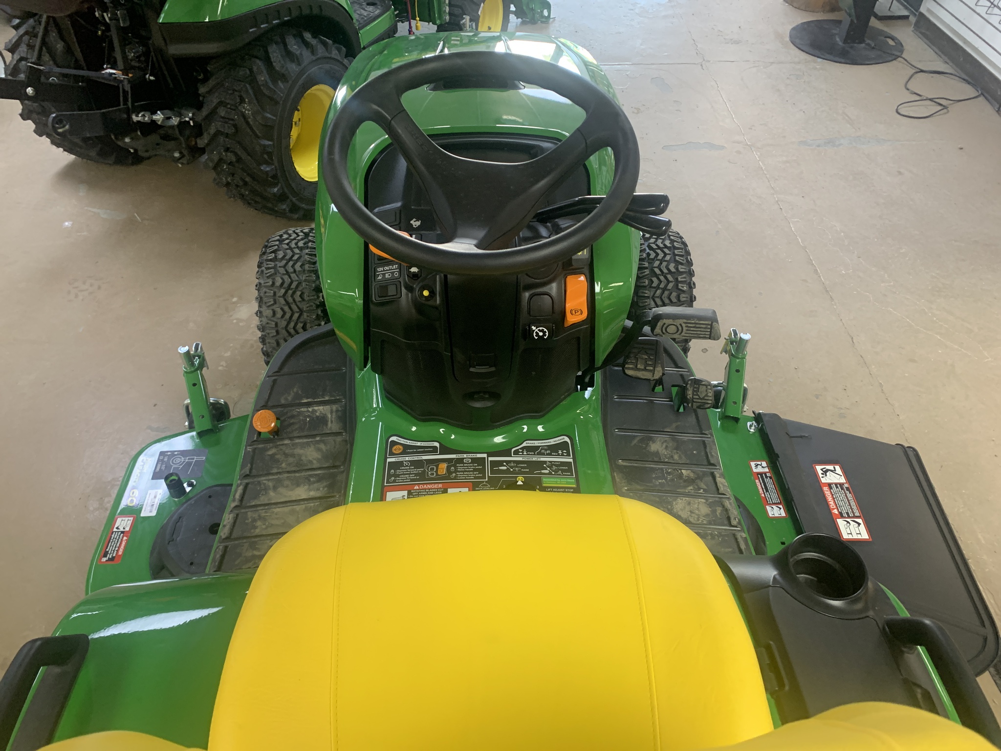 John Deere X738 Image 6