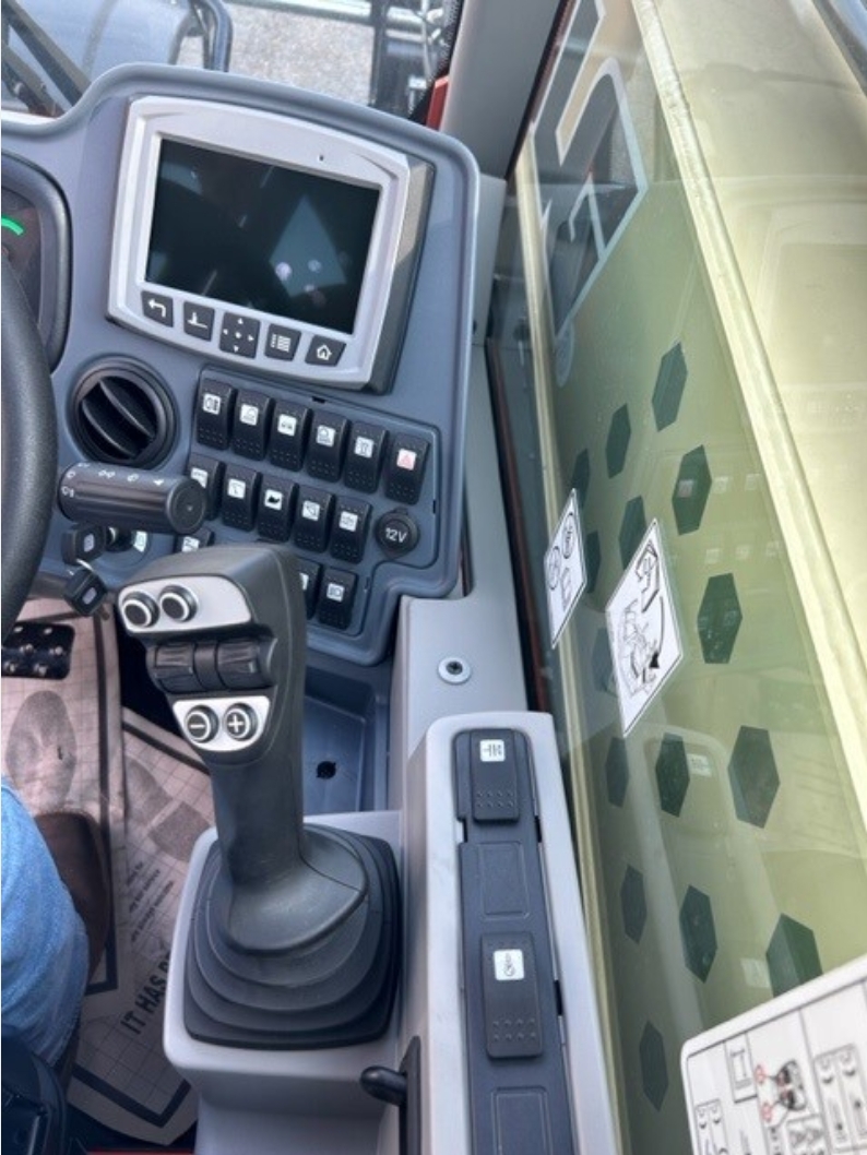 2025 JLG AG832 Image 11