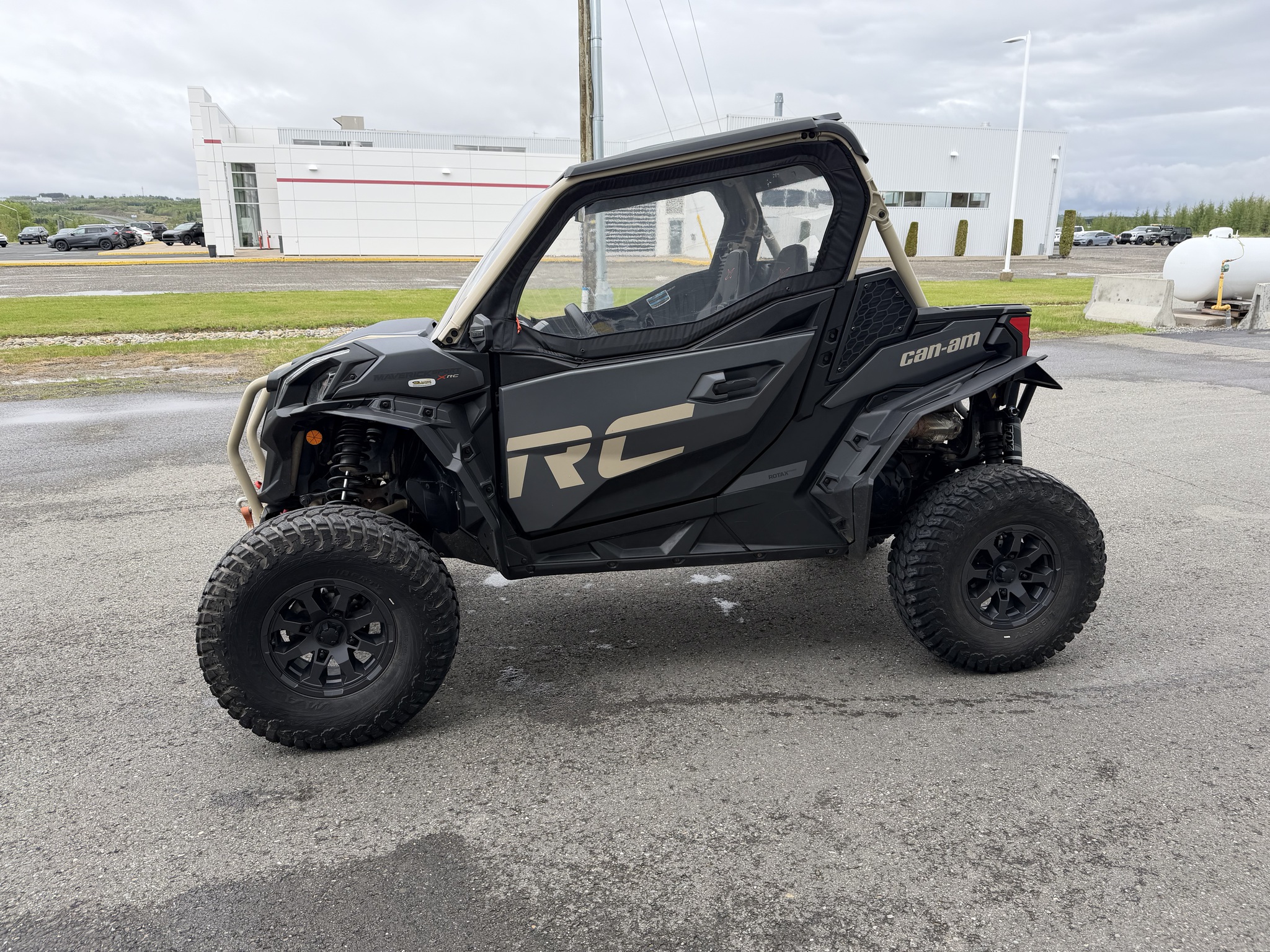 2023 Can-Am Maverick 1000R XRC Image 2