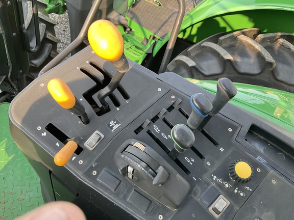 Photo of 2018 John Deere 6120M