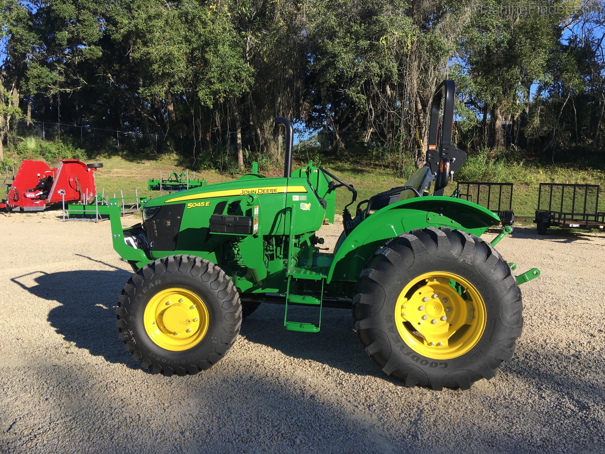 2019 John Deere 5045E Image 3