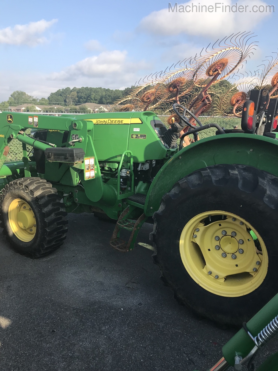2013 John Deere 5085E Image 2