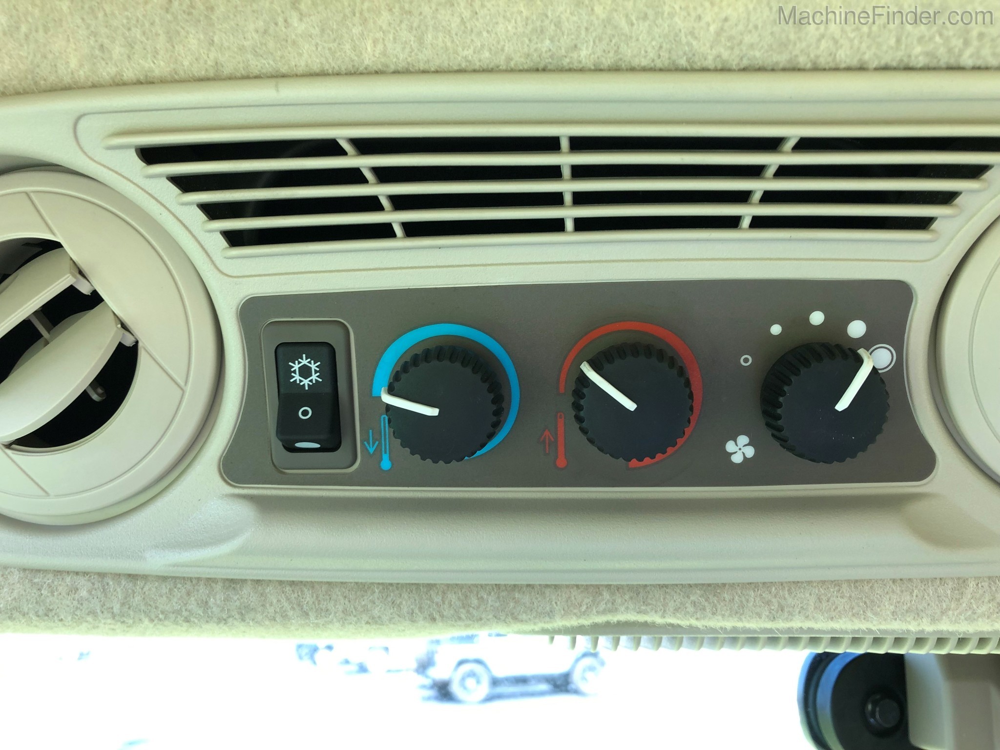 2020 John Deere 5075E Cab Image 11