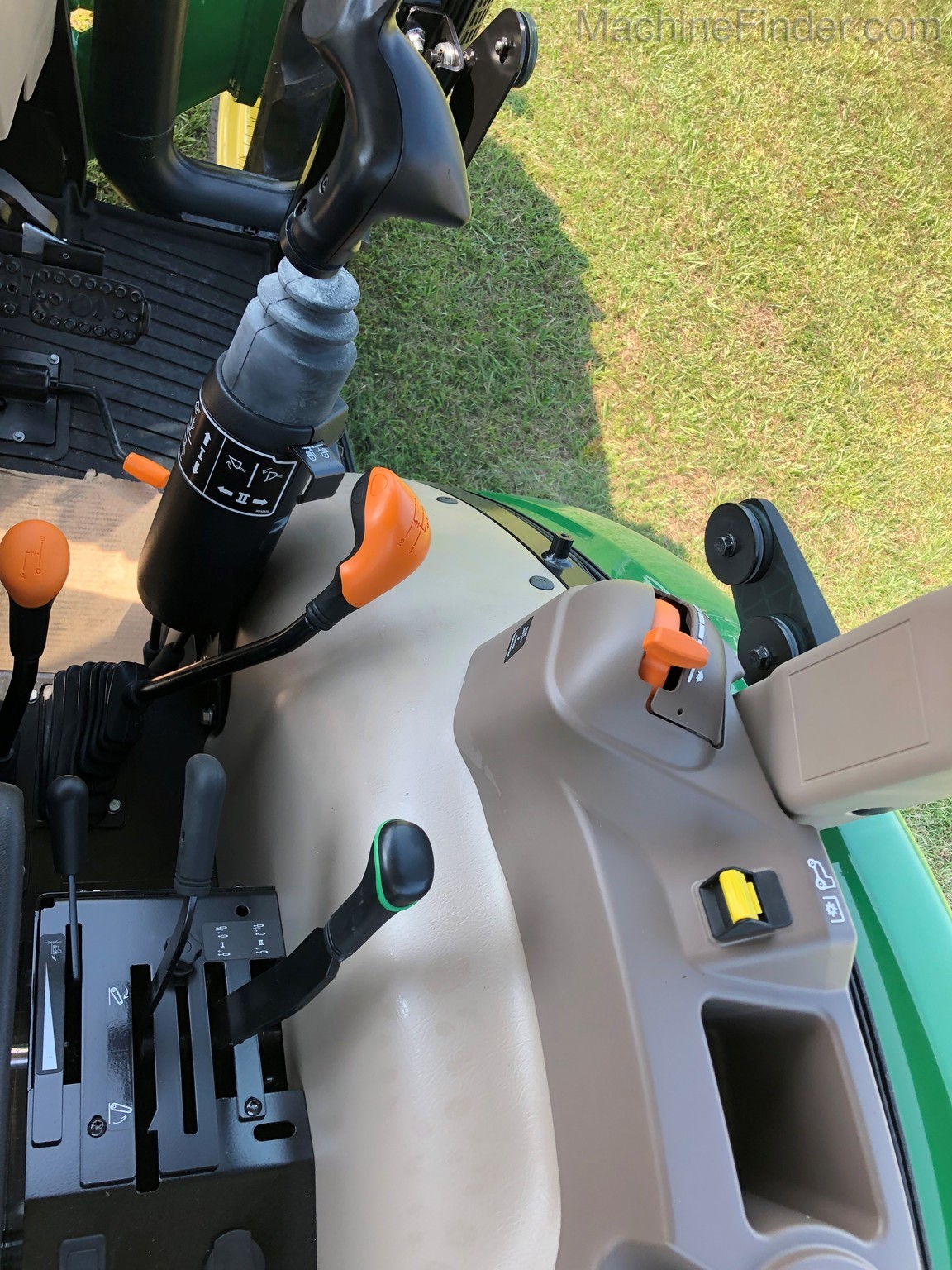 2020 John Deere 5075E Cab Image 10