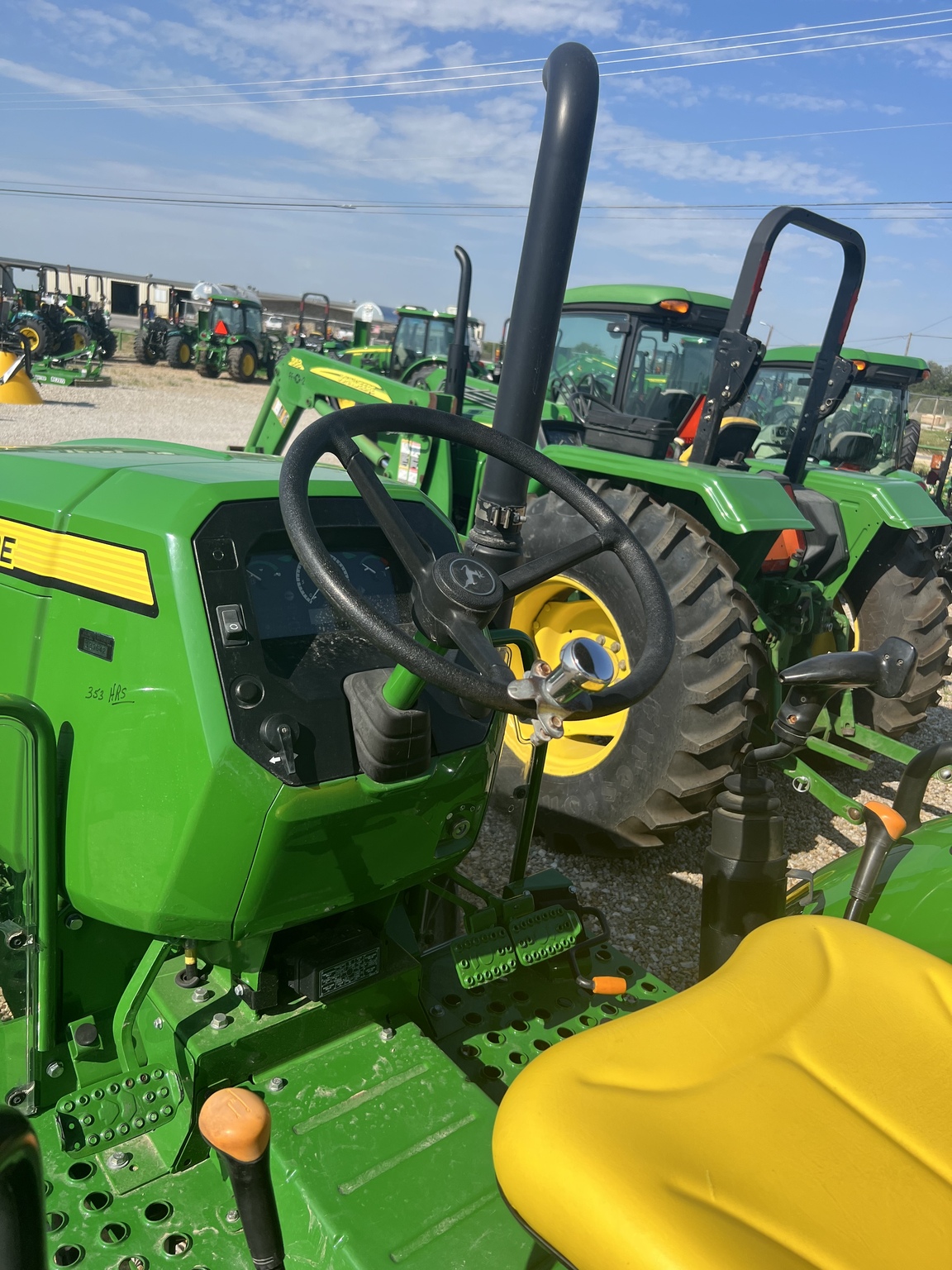 2019 John Deere 5075E Image 3