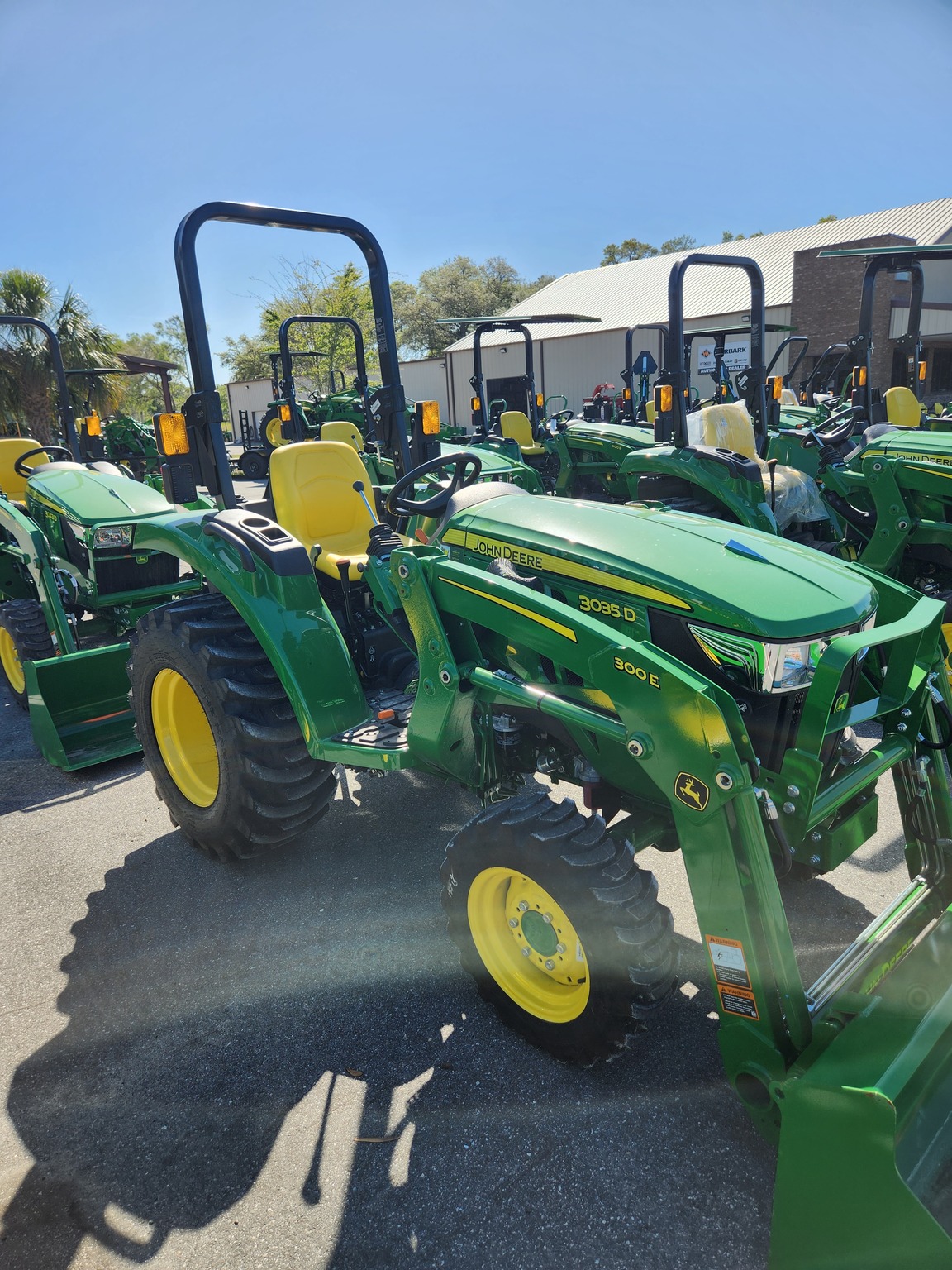 2023 John Deere 3035D Image 2