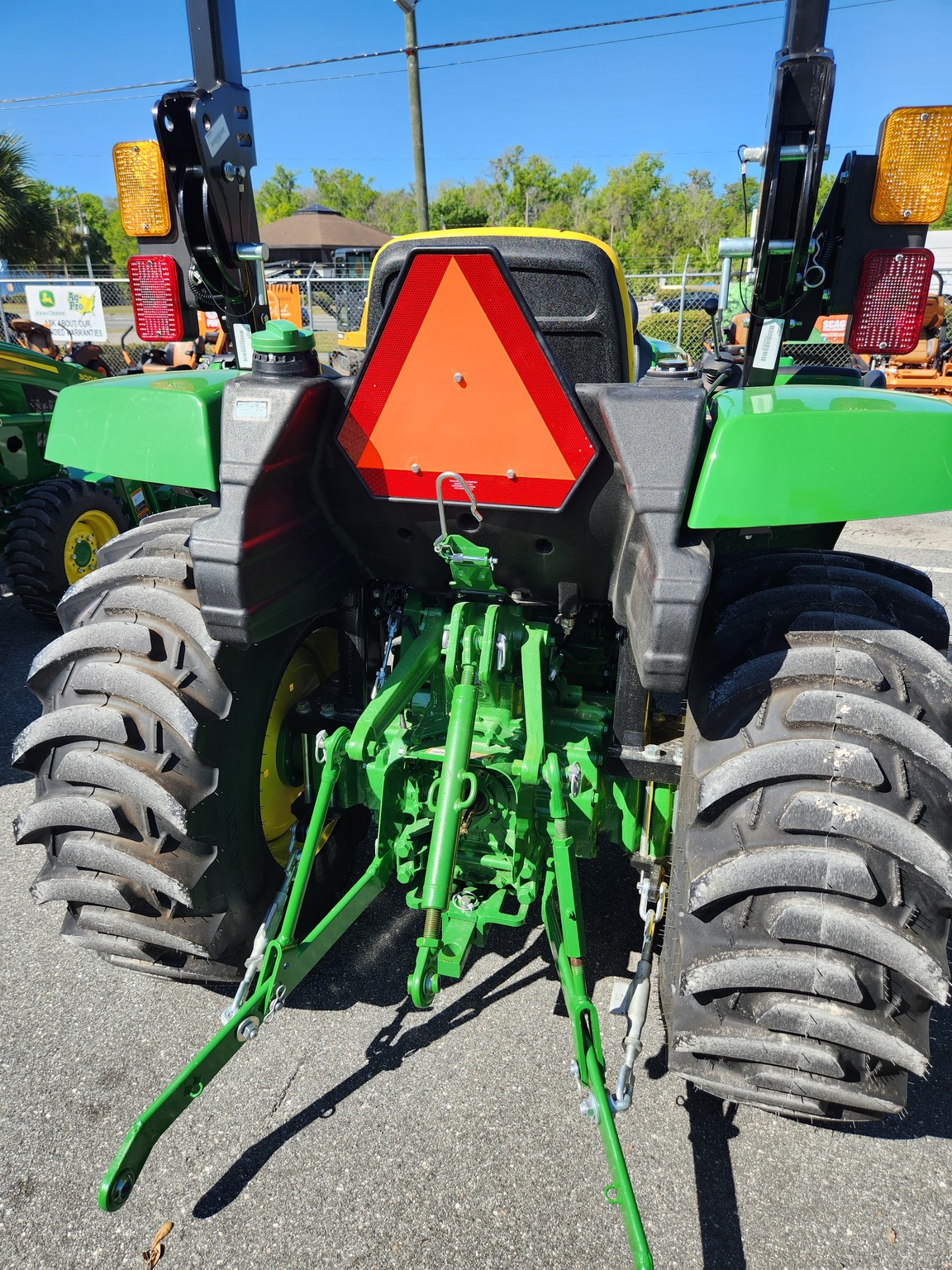 2023 John Deere 3035D Image 5