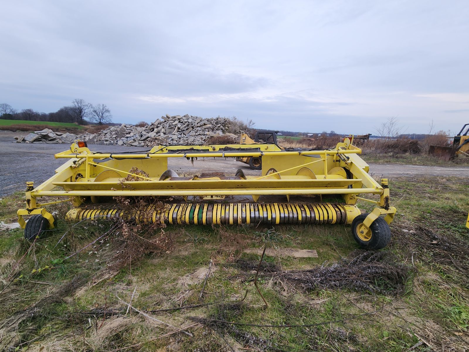 2004 John Deere 645B SelfPropelled Forage Harvester Heads Windrow