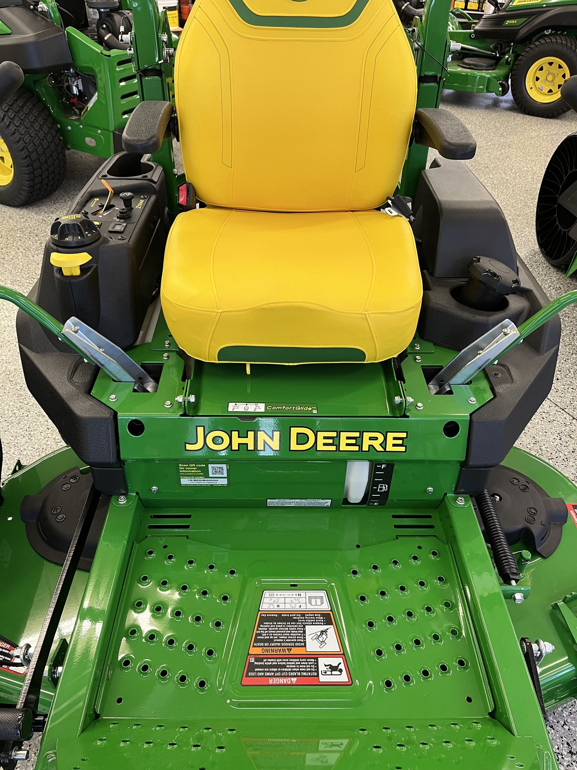 2025 John Deere Z735M Image 6