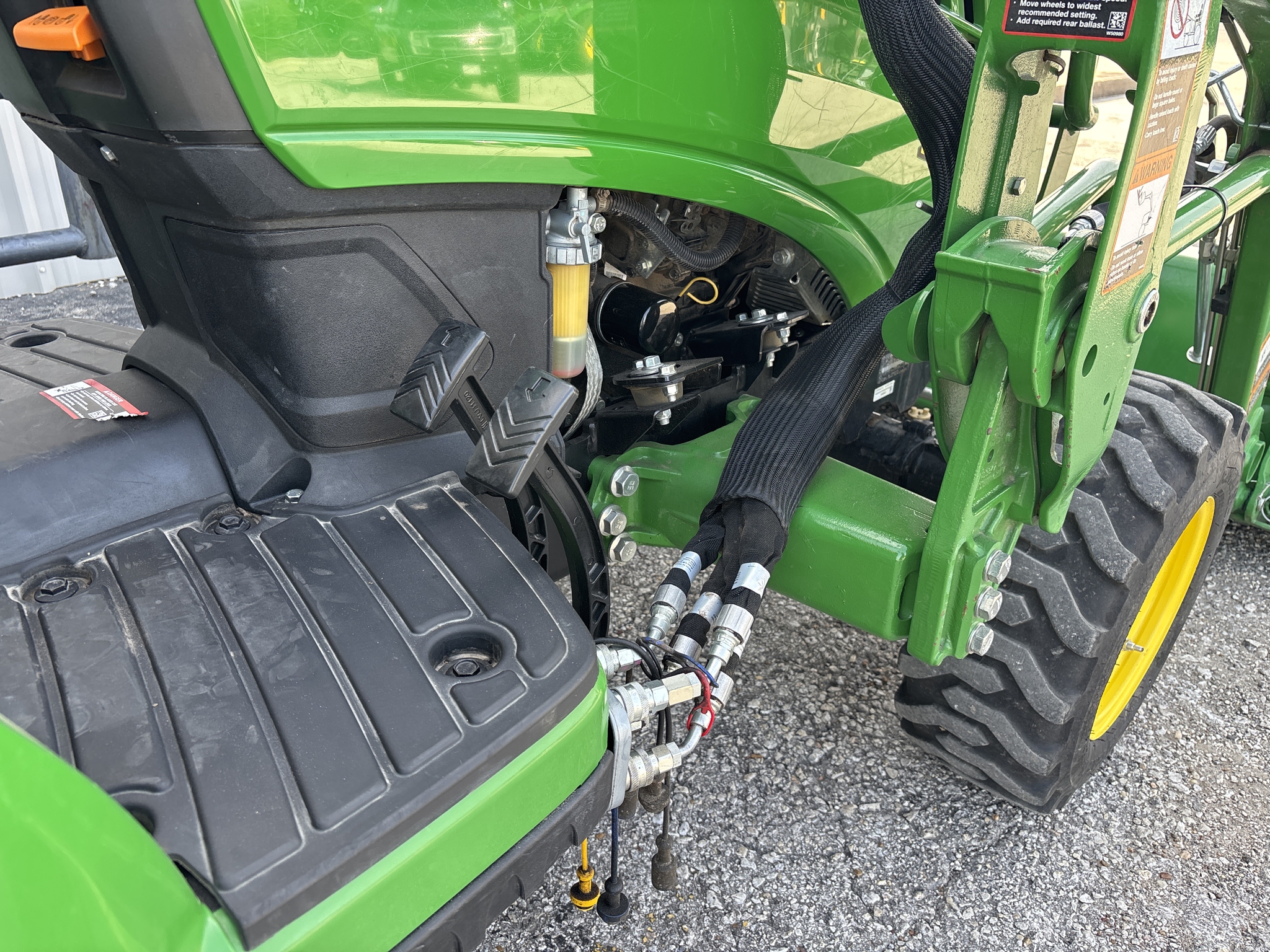 2022 John Deere 2025R Image 19