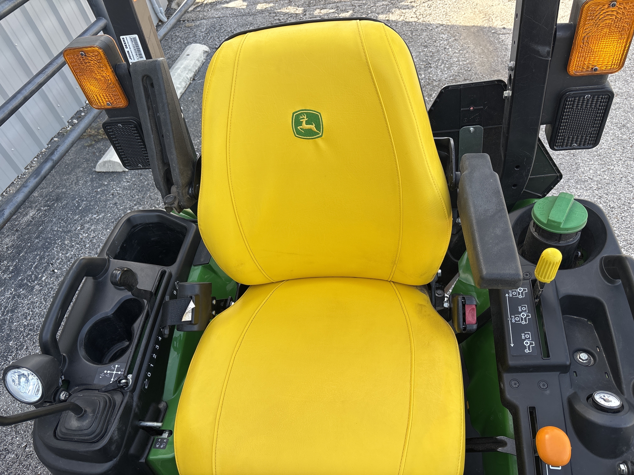 2022 John Deere 2025R Image 14