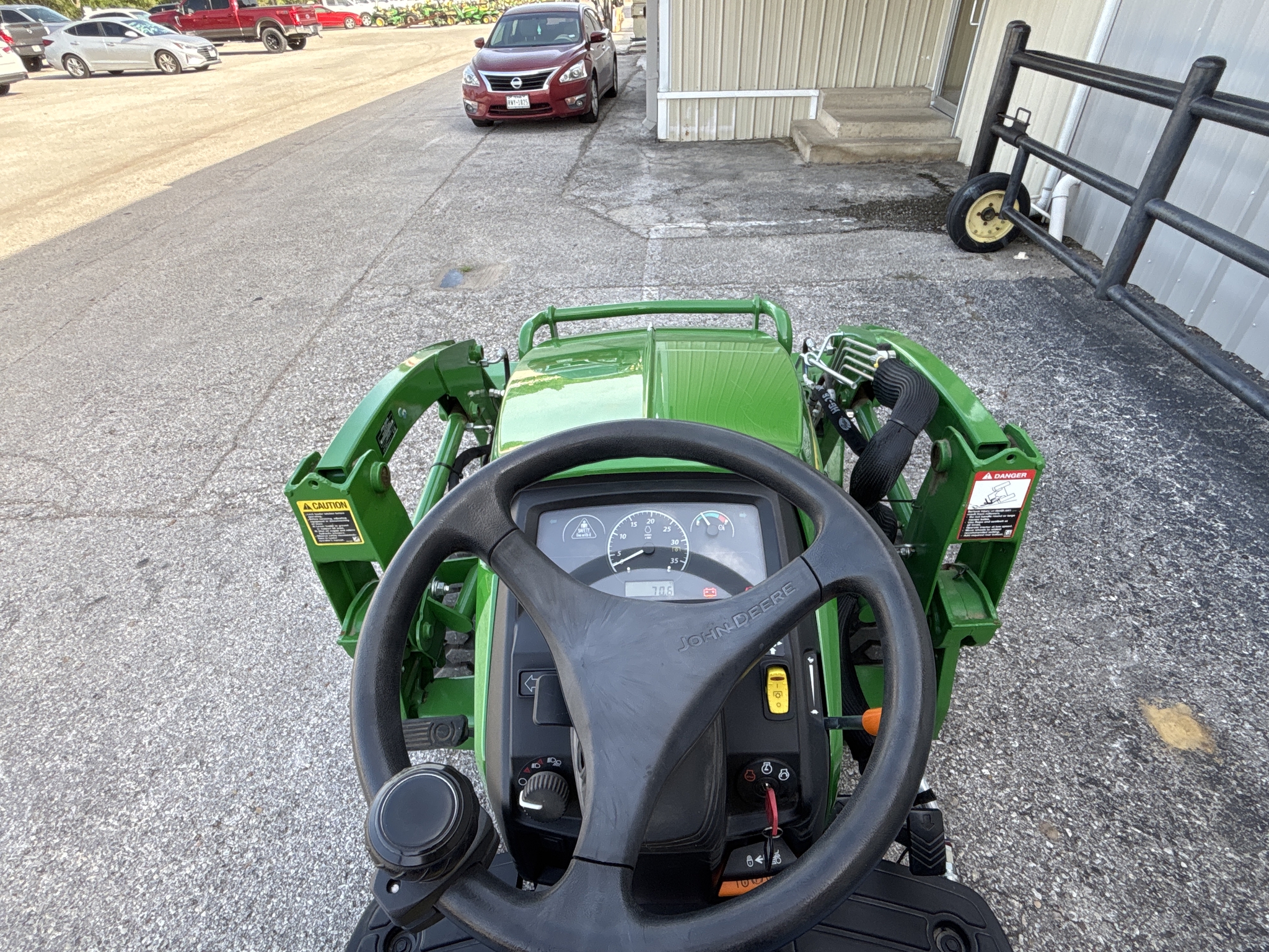 2022 John Deere 2025R Image 17