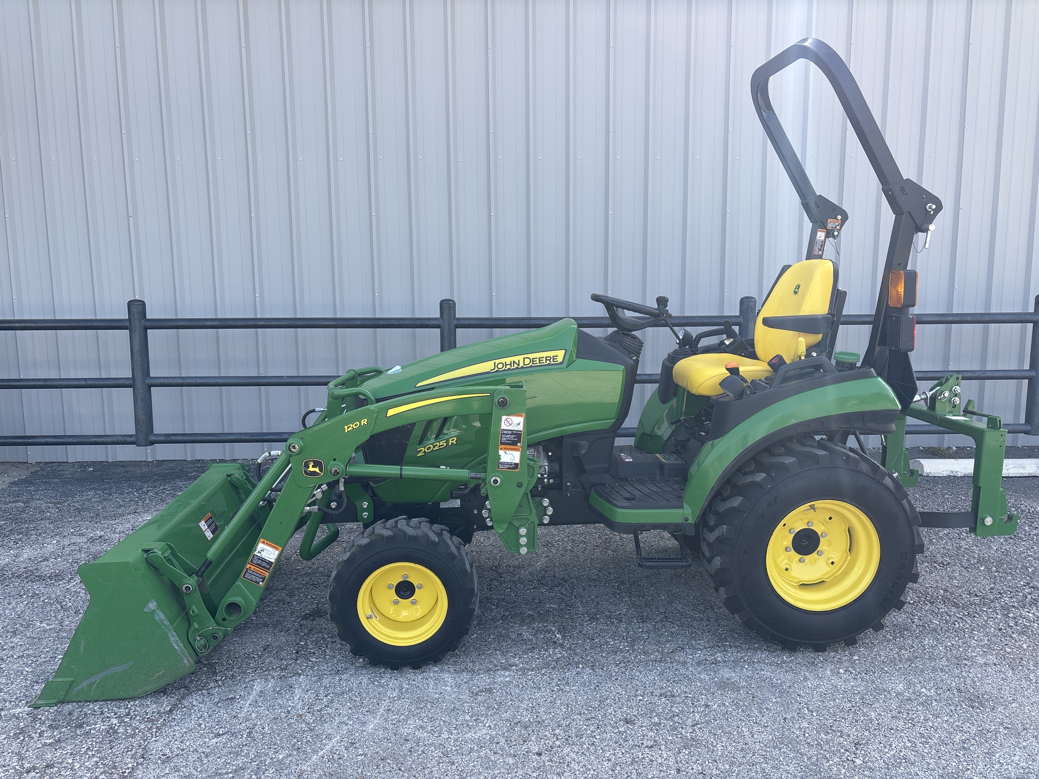 2022 John Deere 2025R Image 1