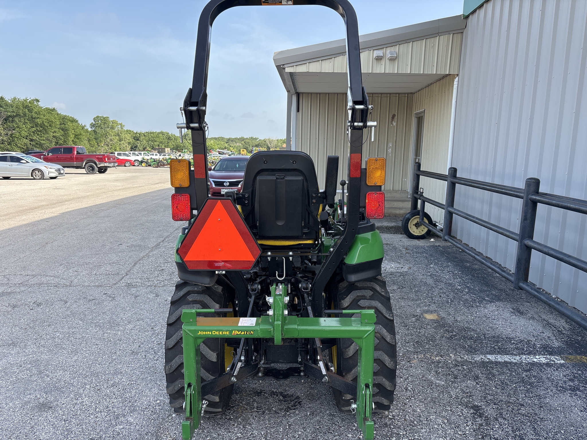 2022 John Deere 2025R Image 8