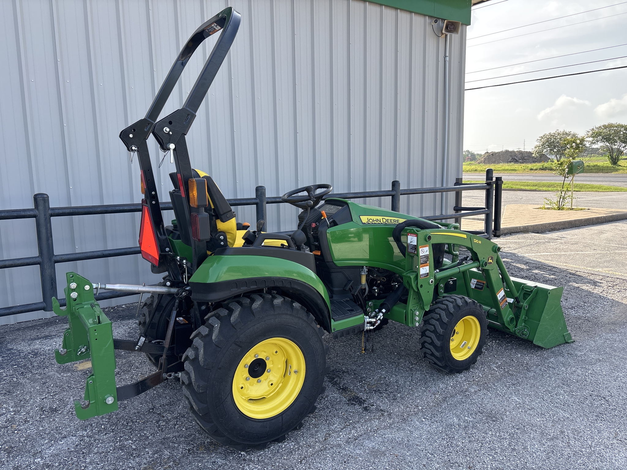 2022 John Deere 2025R Image 6