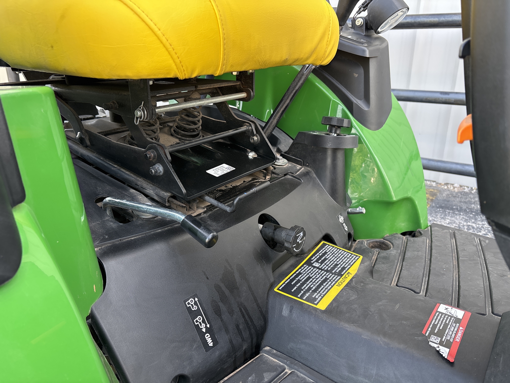 2022 John Deere 2025R Image 20