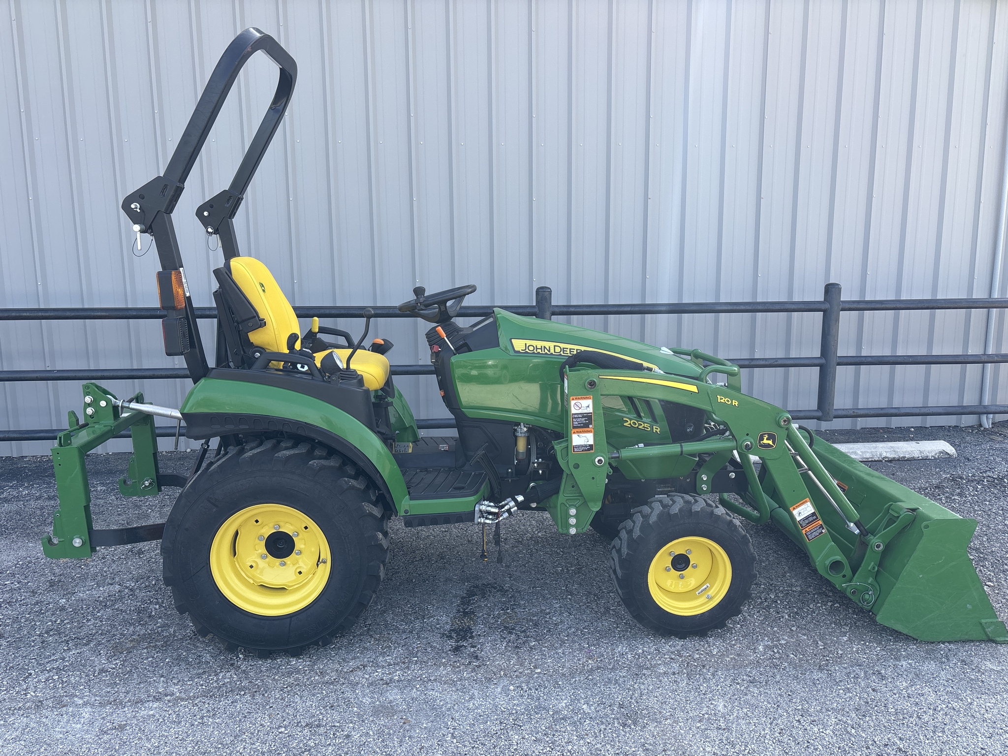 2022 John Deere 2025R Image 5