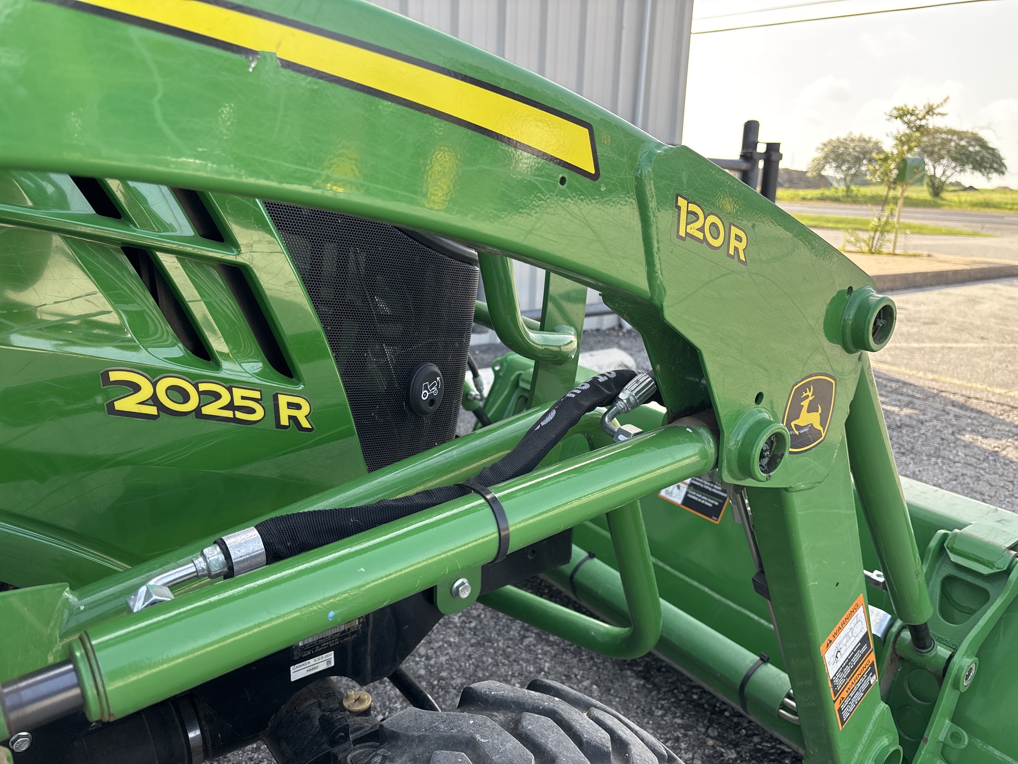 2022 John Deere 2025R Image 21