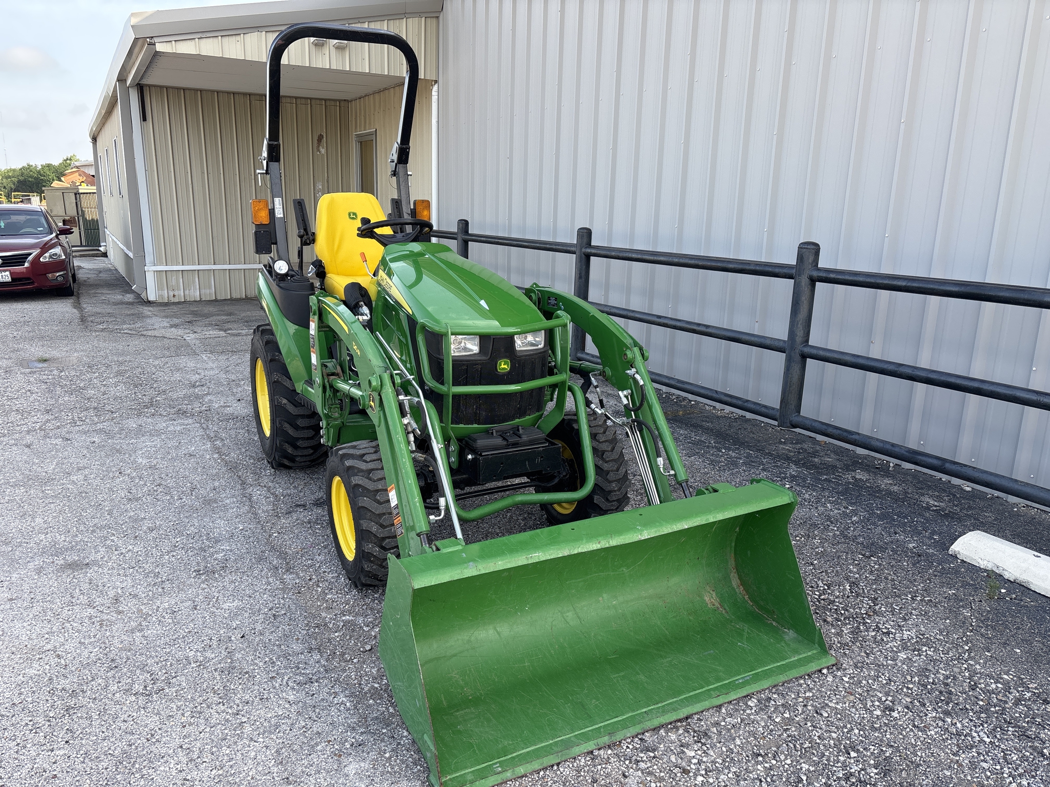 2022 John Deere 2025R Image 3