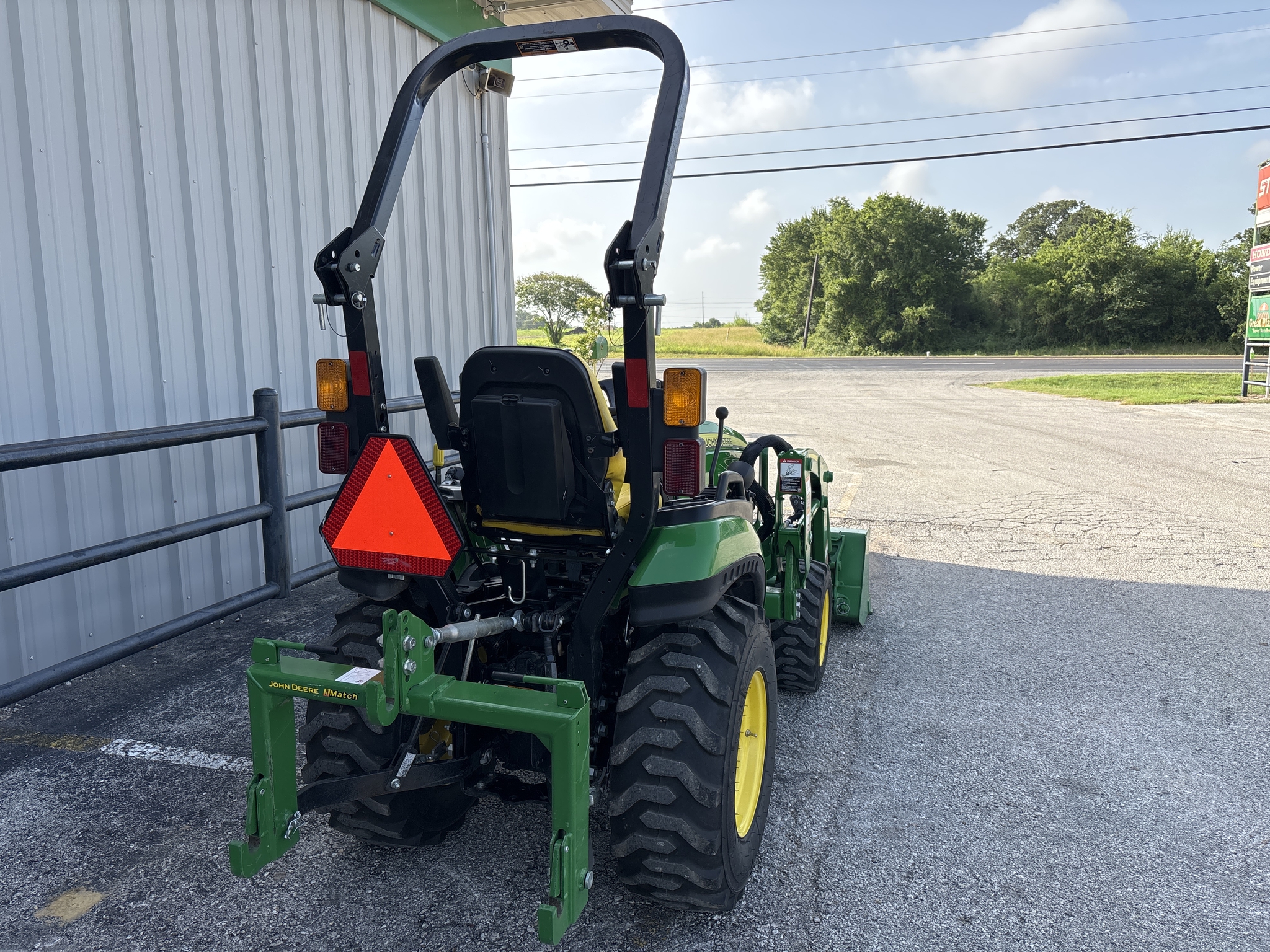 2022 John Deere 2025R Image 7