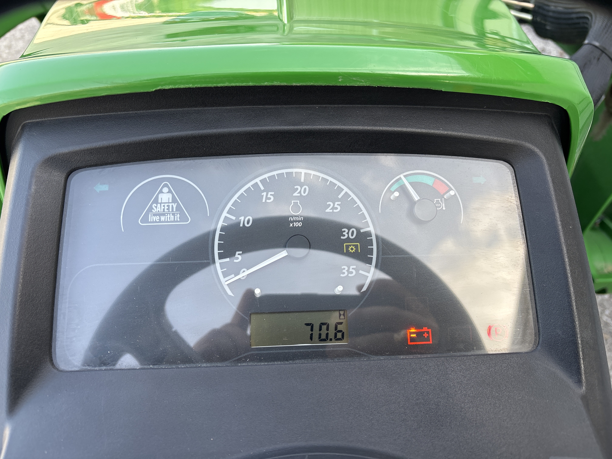 2022 John Deere 2025R Image 12