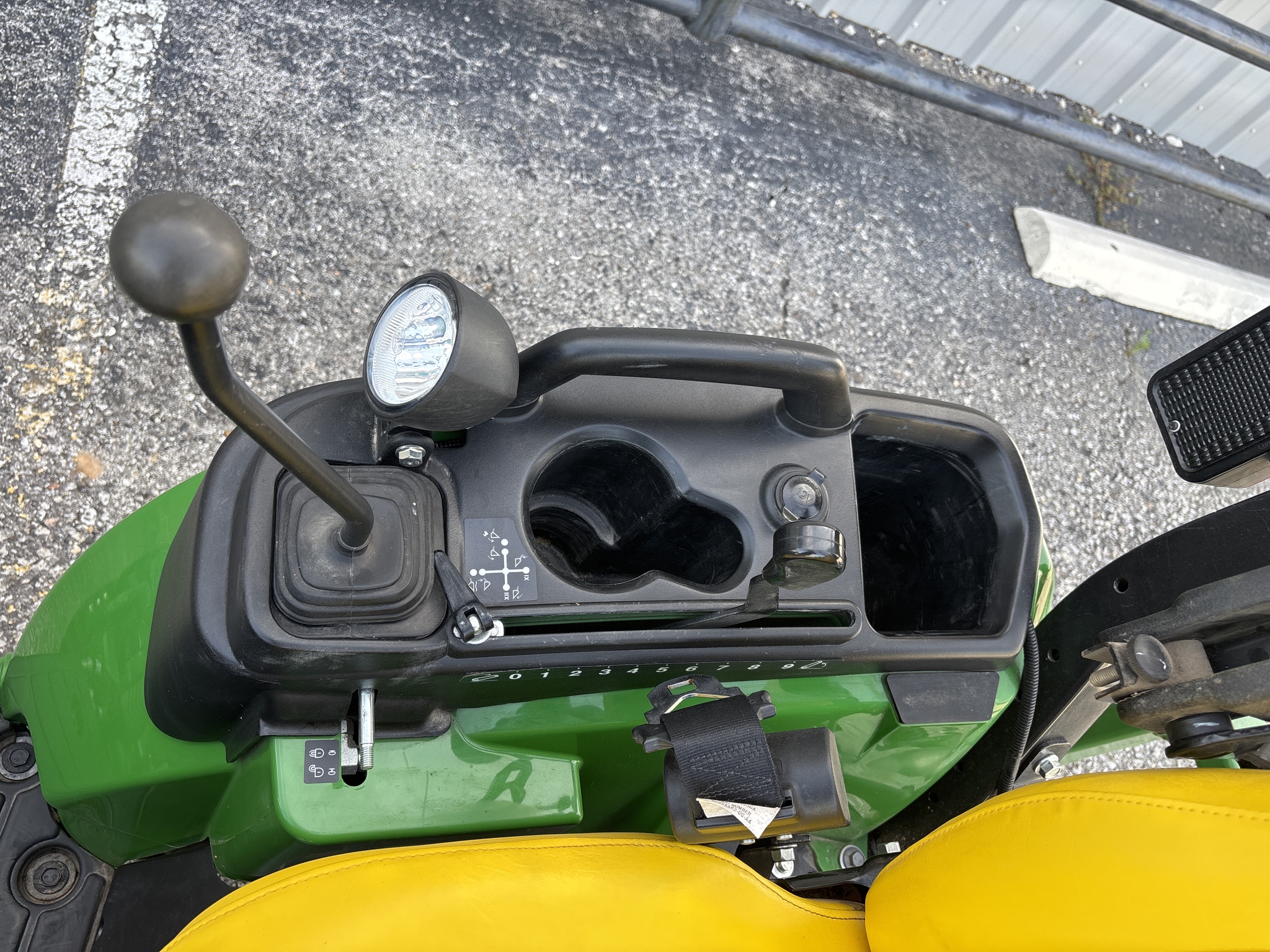 2022 John Deere 2025R Image 15