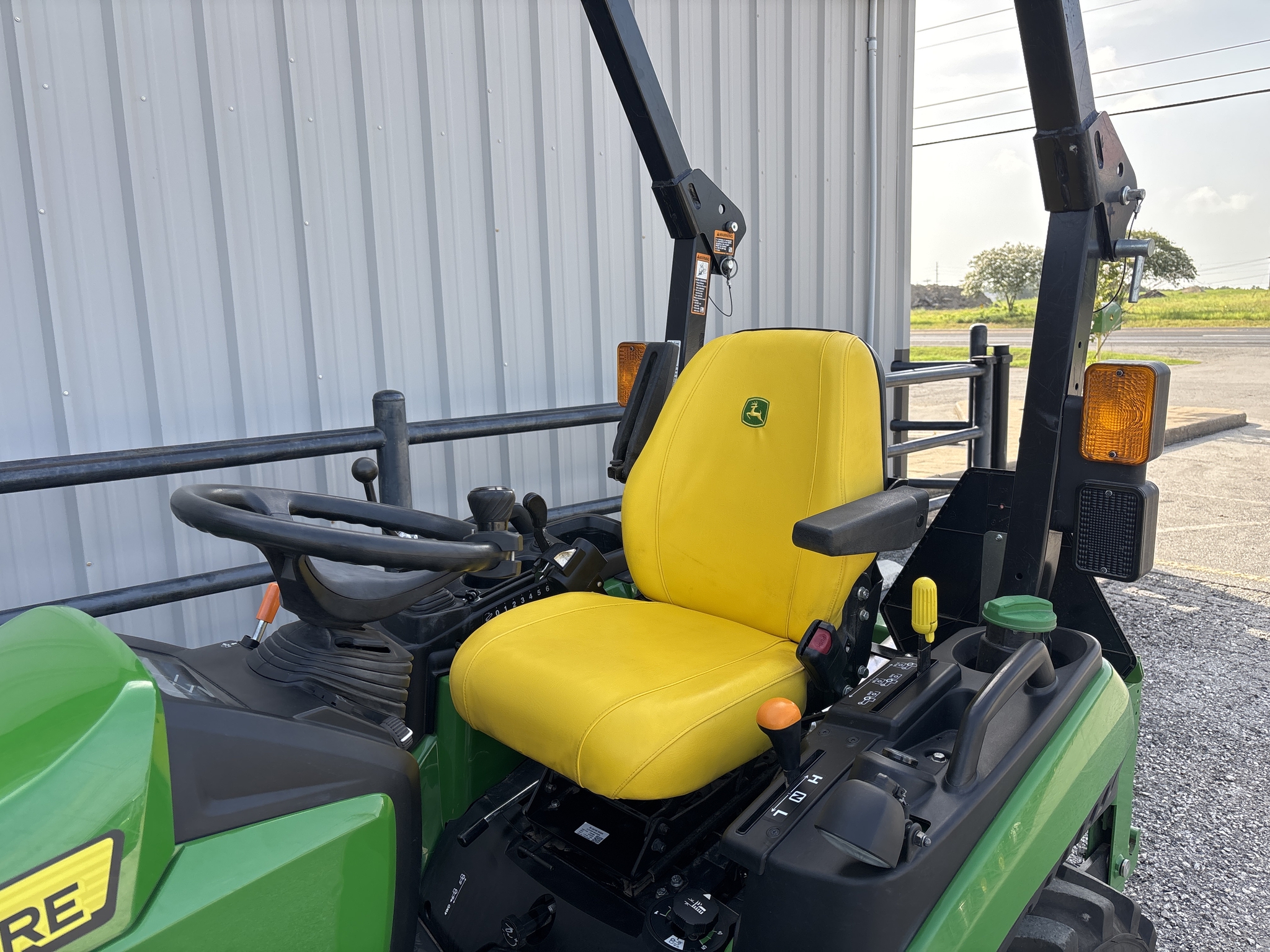 2022 John Deere 2025R Image 13