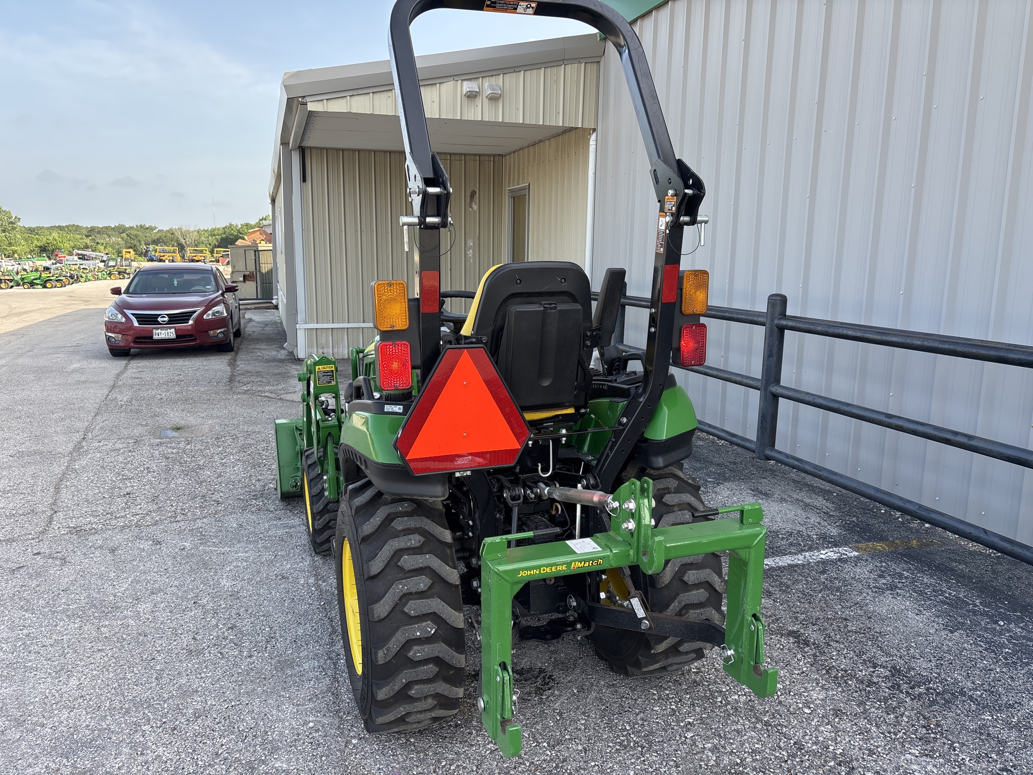 2022 John Deere 2025R Image 9