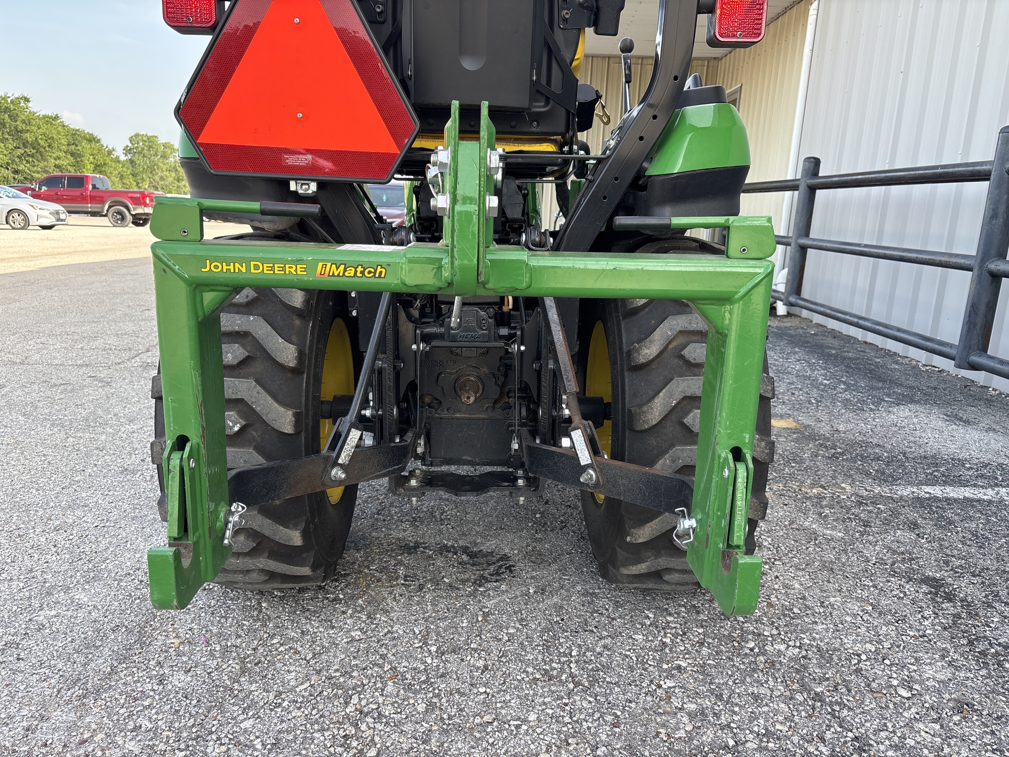 2022 John Deere 2025R Image 22