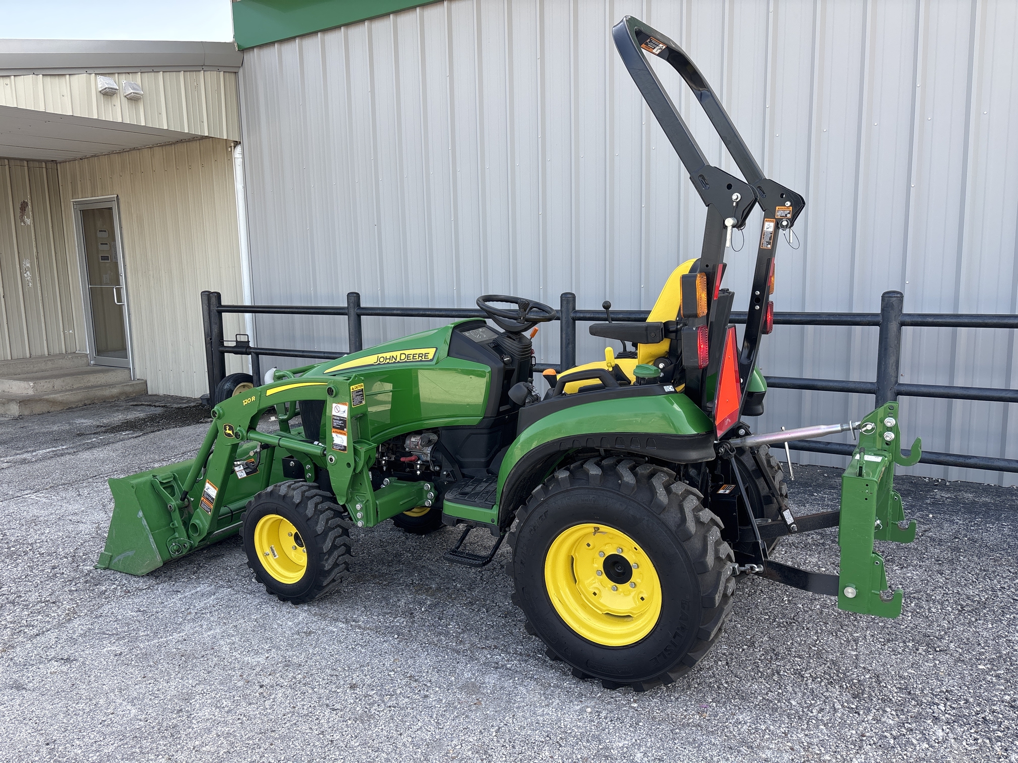 2022 John Deere 2025R Image 11