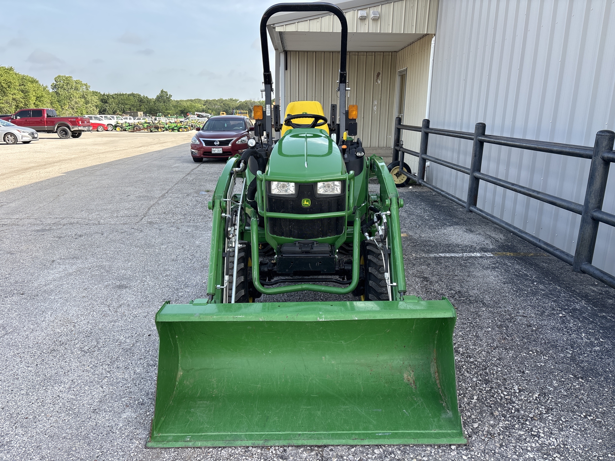 2022 John Deere 2025R Image 2