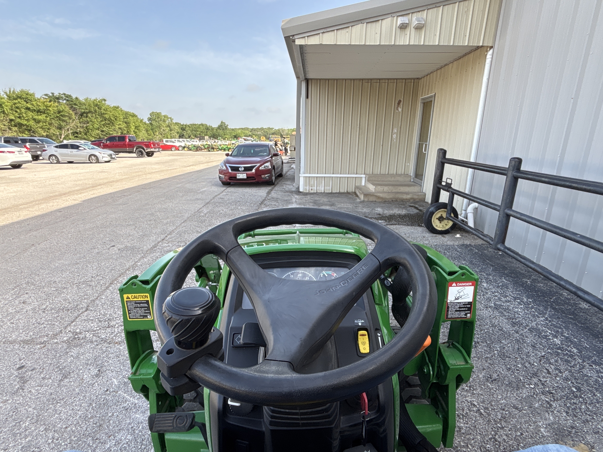 2022 John Deere 2025R Image 18
