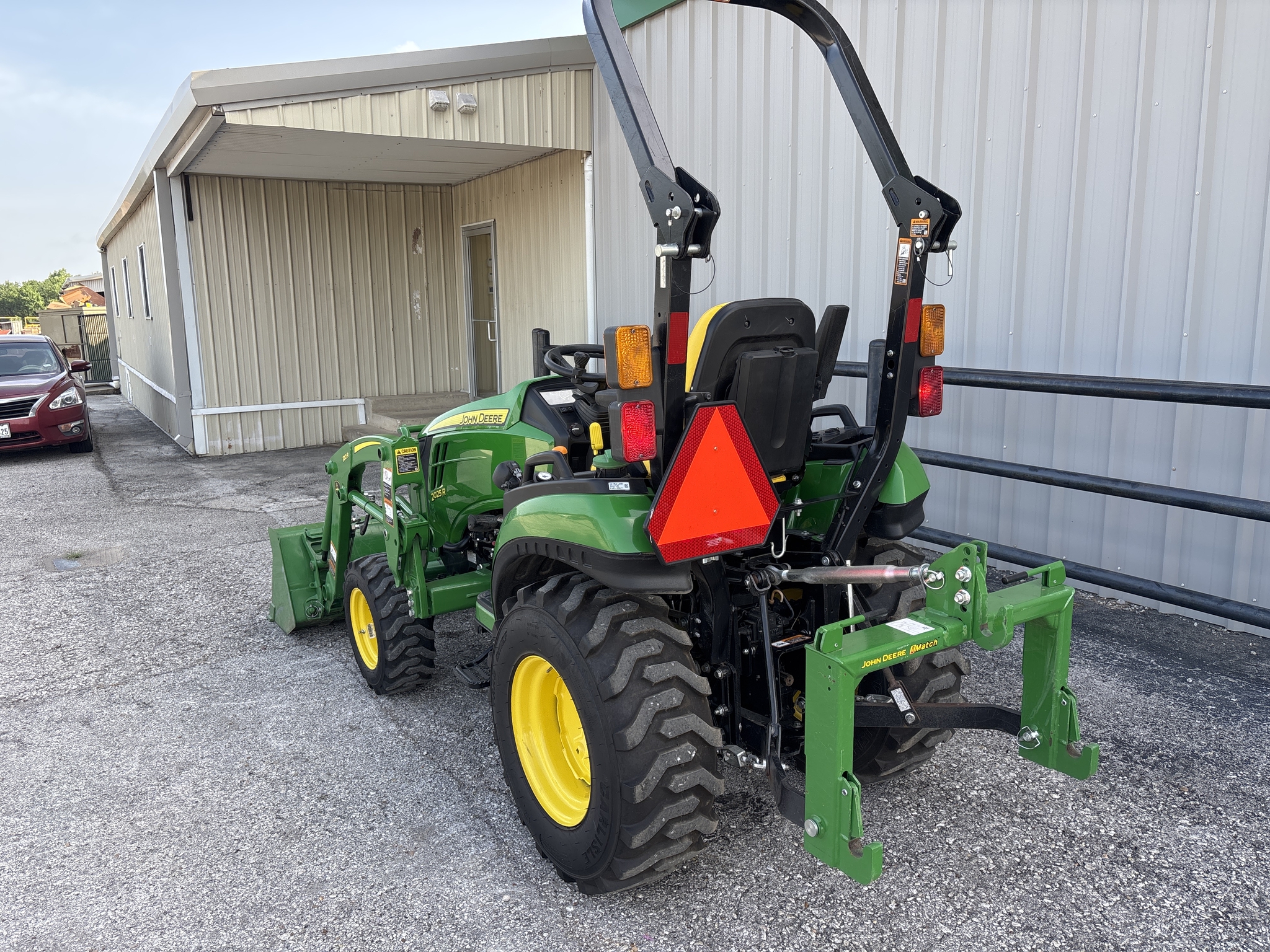 2022 John Deere 2025R Image 10