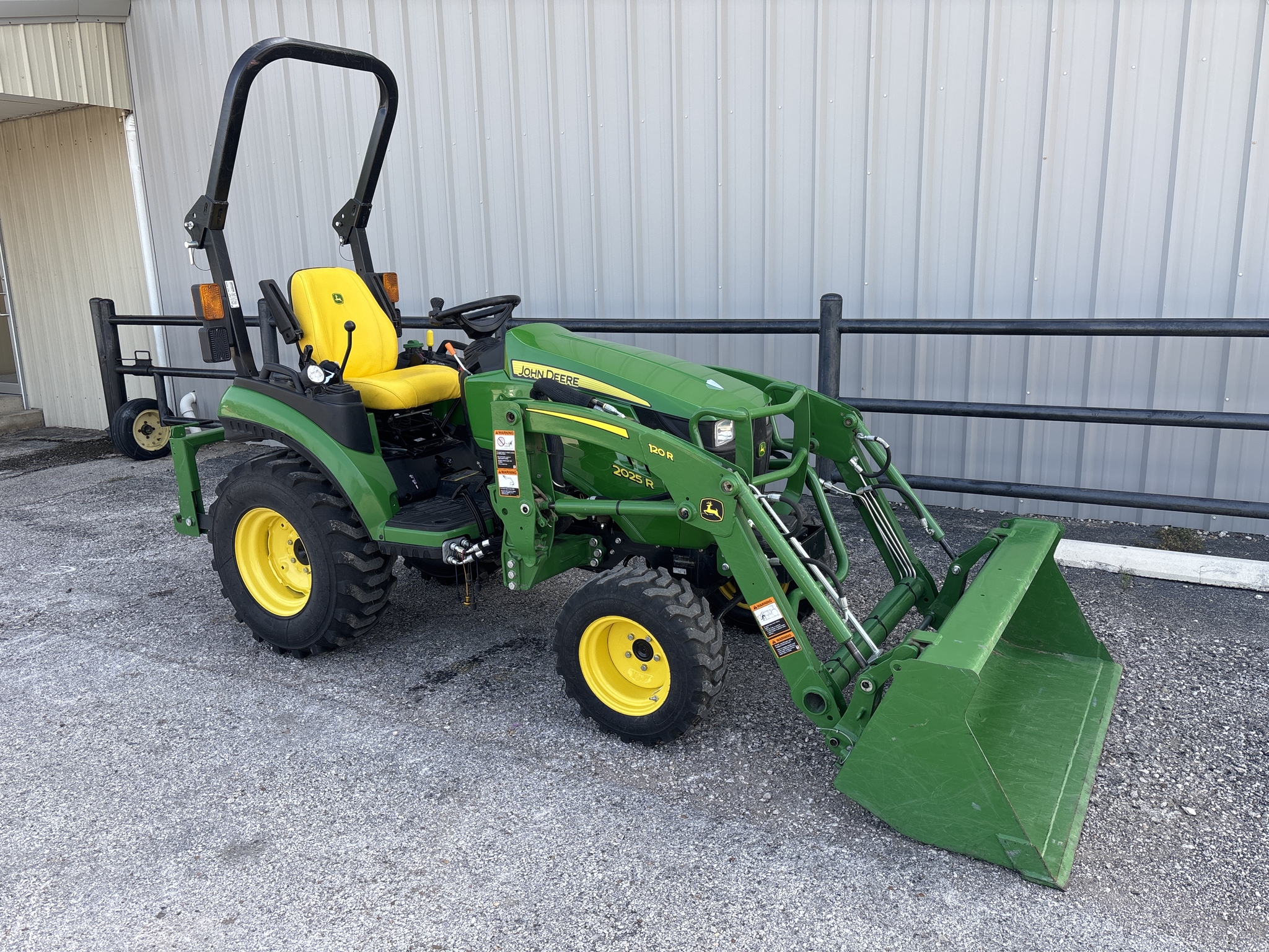 2022 John Deere 2025R Image 4