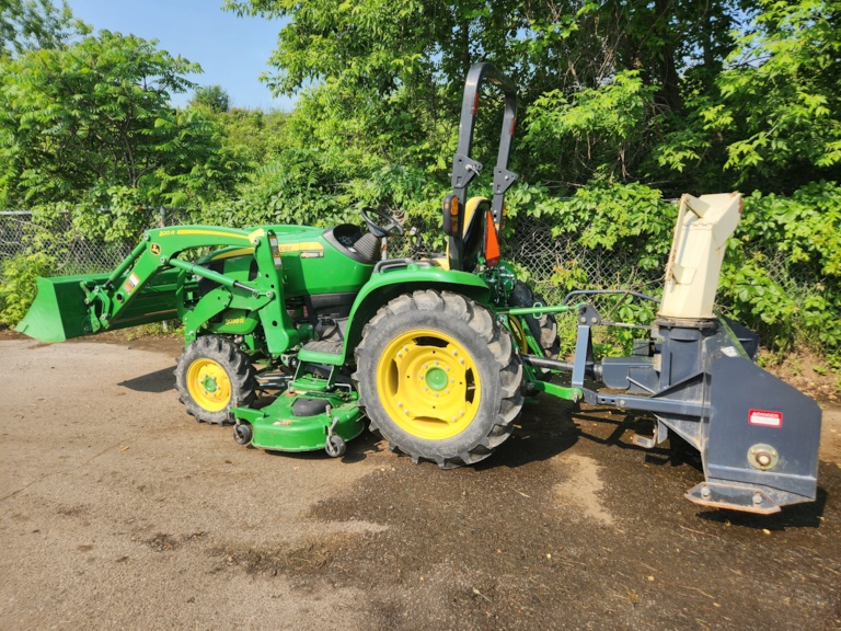 John Deere 3039R Image 2